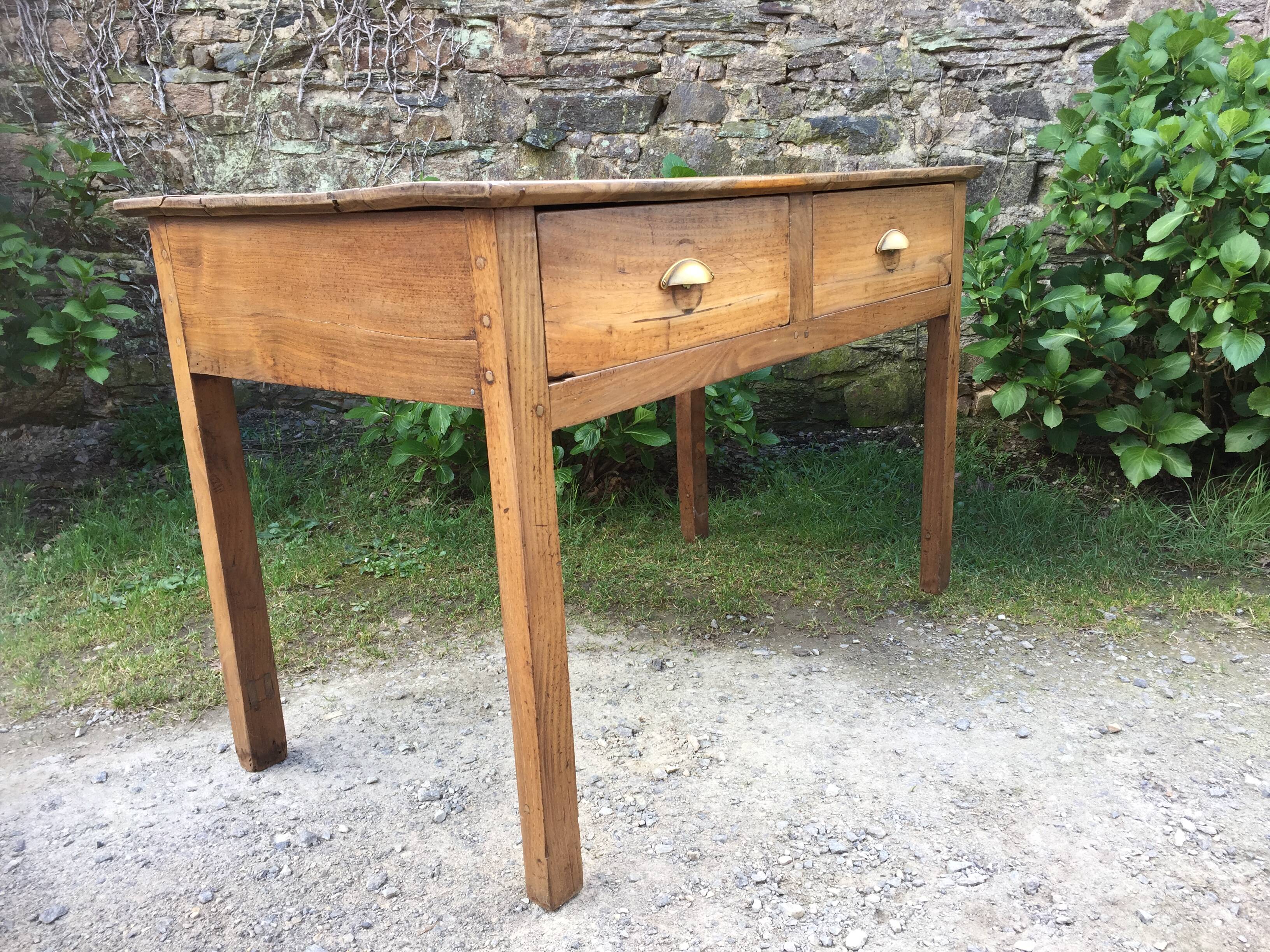 Farm table of the country Brièron (South Brittany) old with 2 drawers in chestnut.