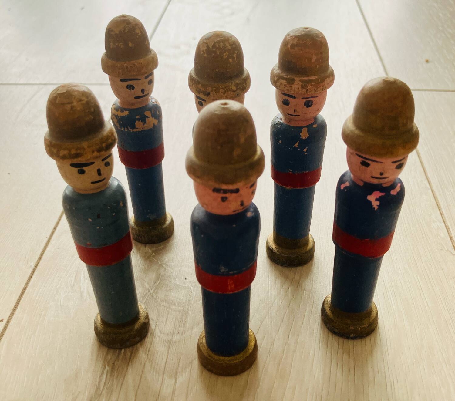 Set of 6 small soldiers