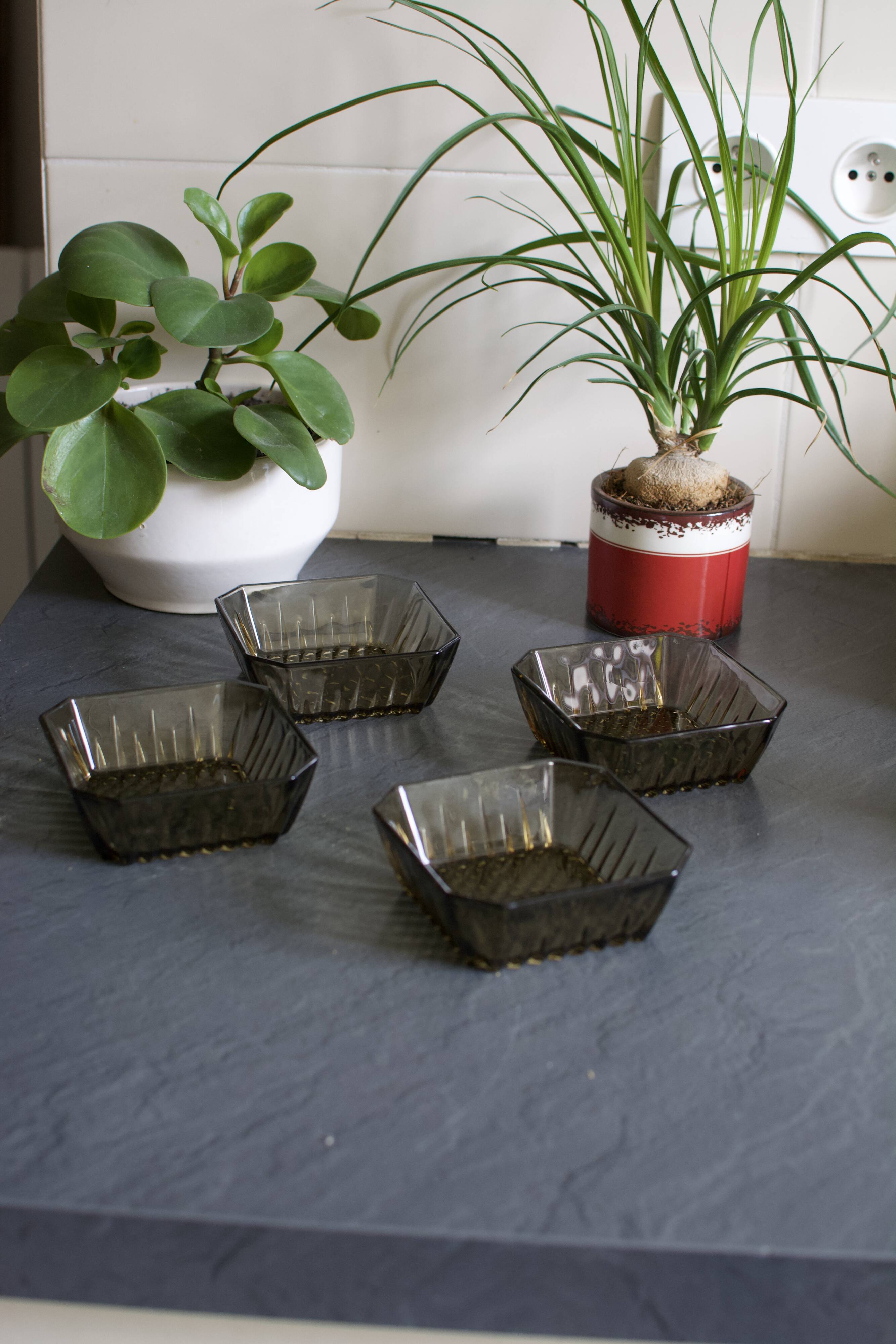 4 vintage cups Smoked glass