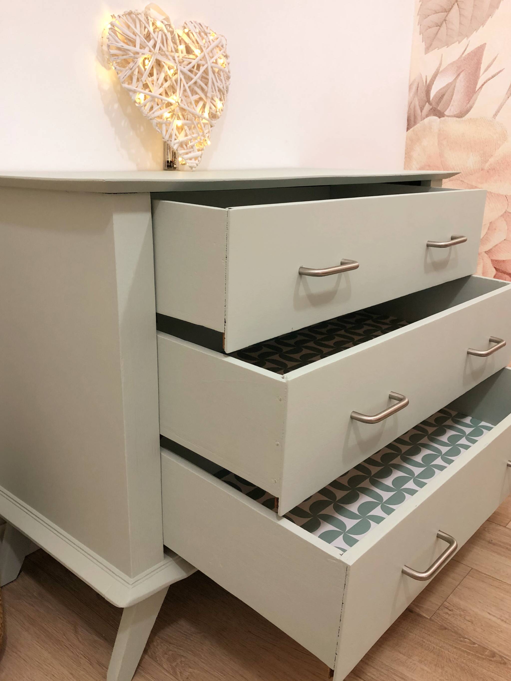 Commode des années 60, pieds compas, Douceur de l'Aube