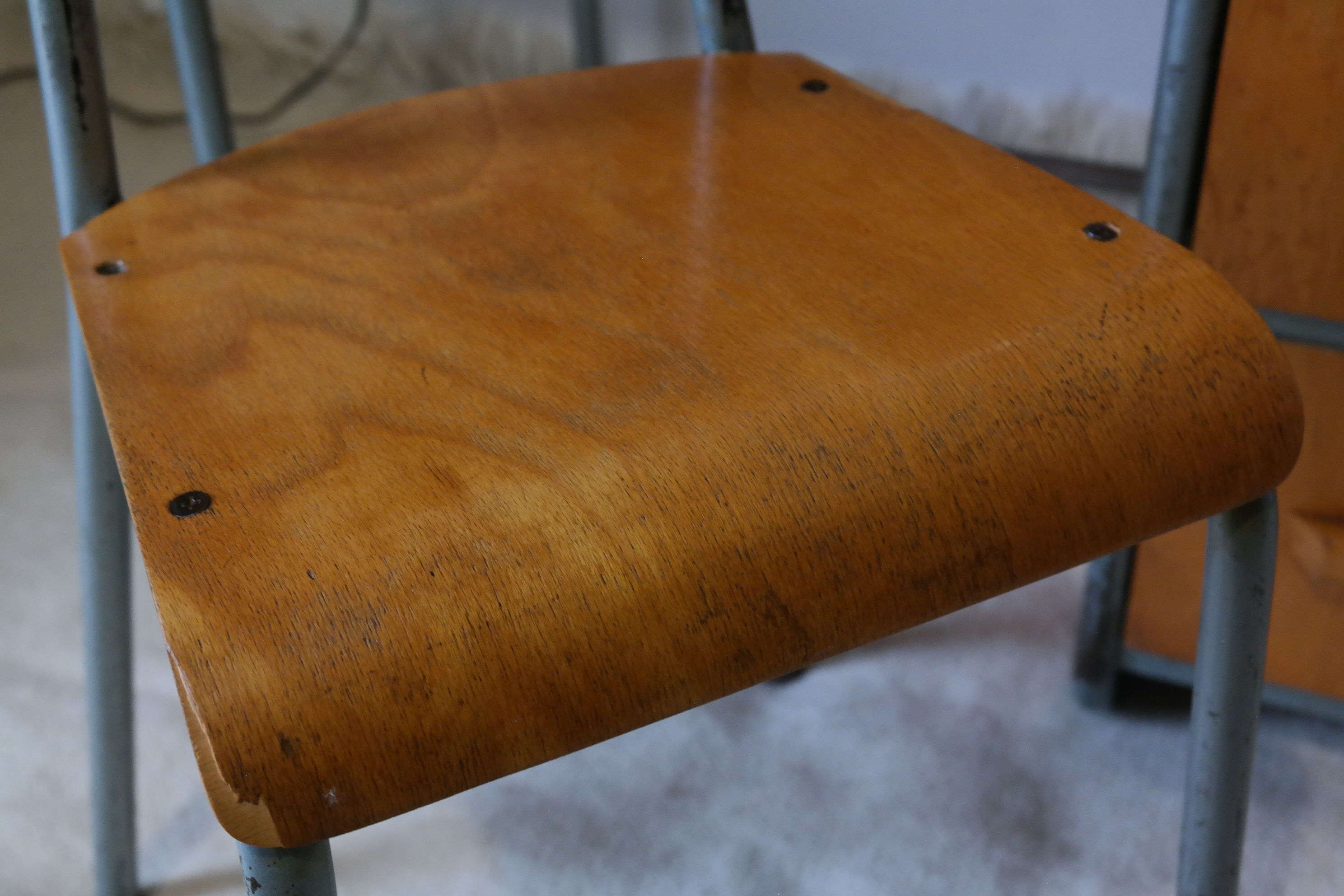 Bureau d'écolier et chaise vintage métal et bois clair