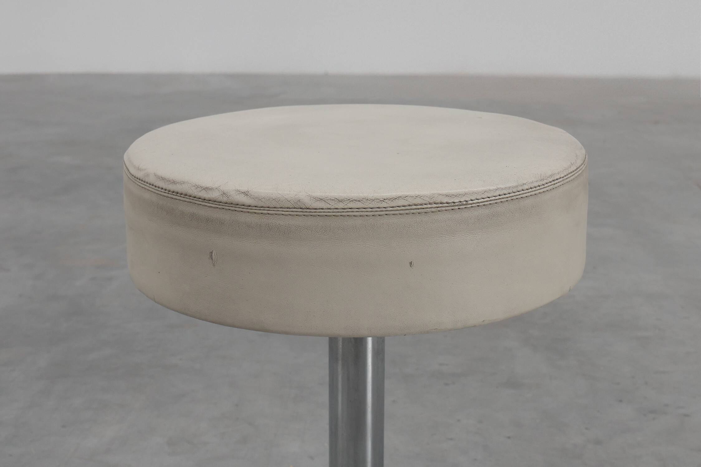Vintage Mid-century design stool in chrome with white leather seat, 1970s