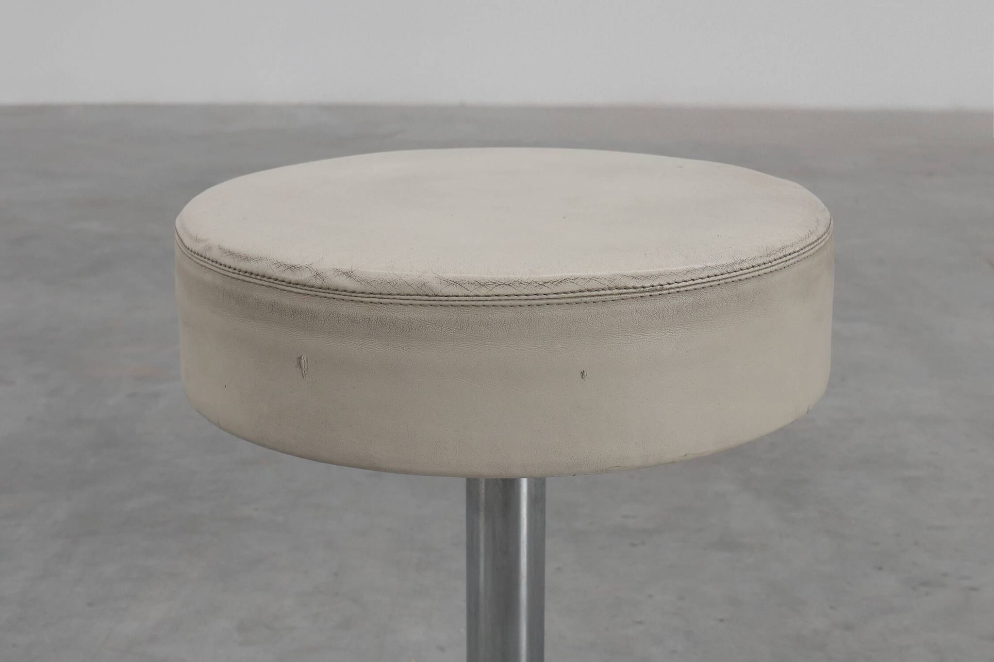 Tabouret vintage design Mid-century en chrome avec assise en cuir blanc, années 1970