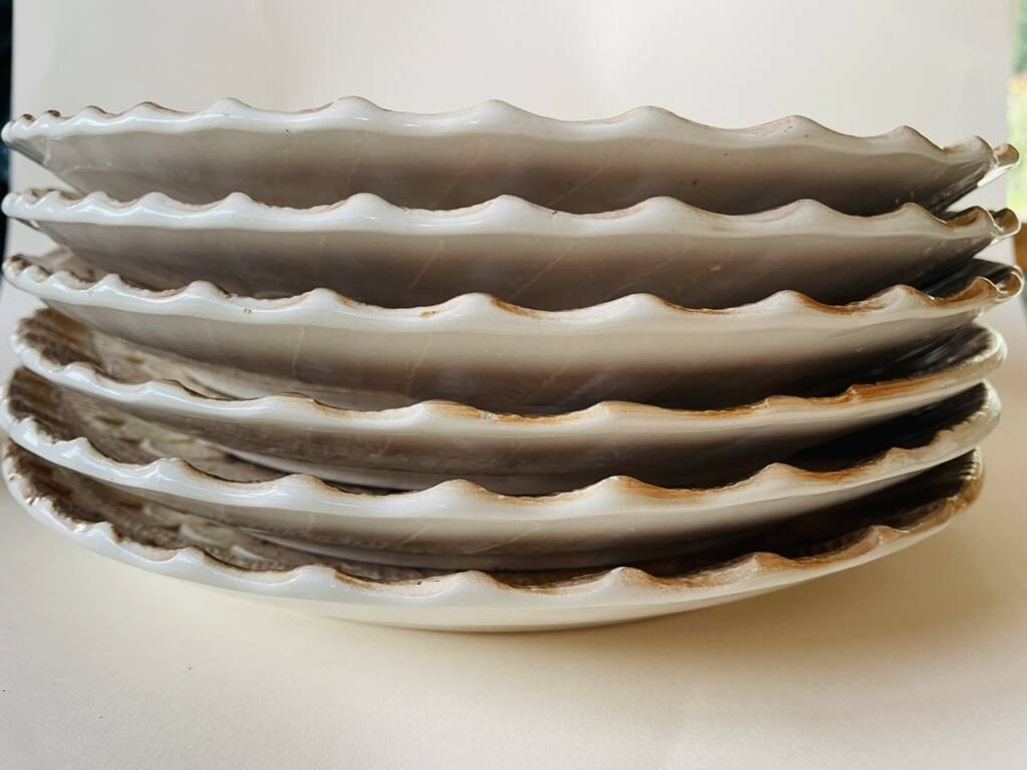Set of 6 beige earthenware dinner plates, circa 1970, Sarreguemines, France.