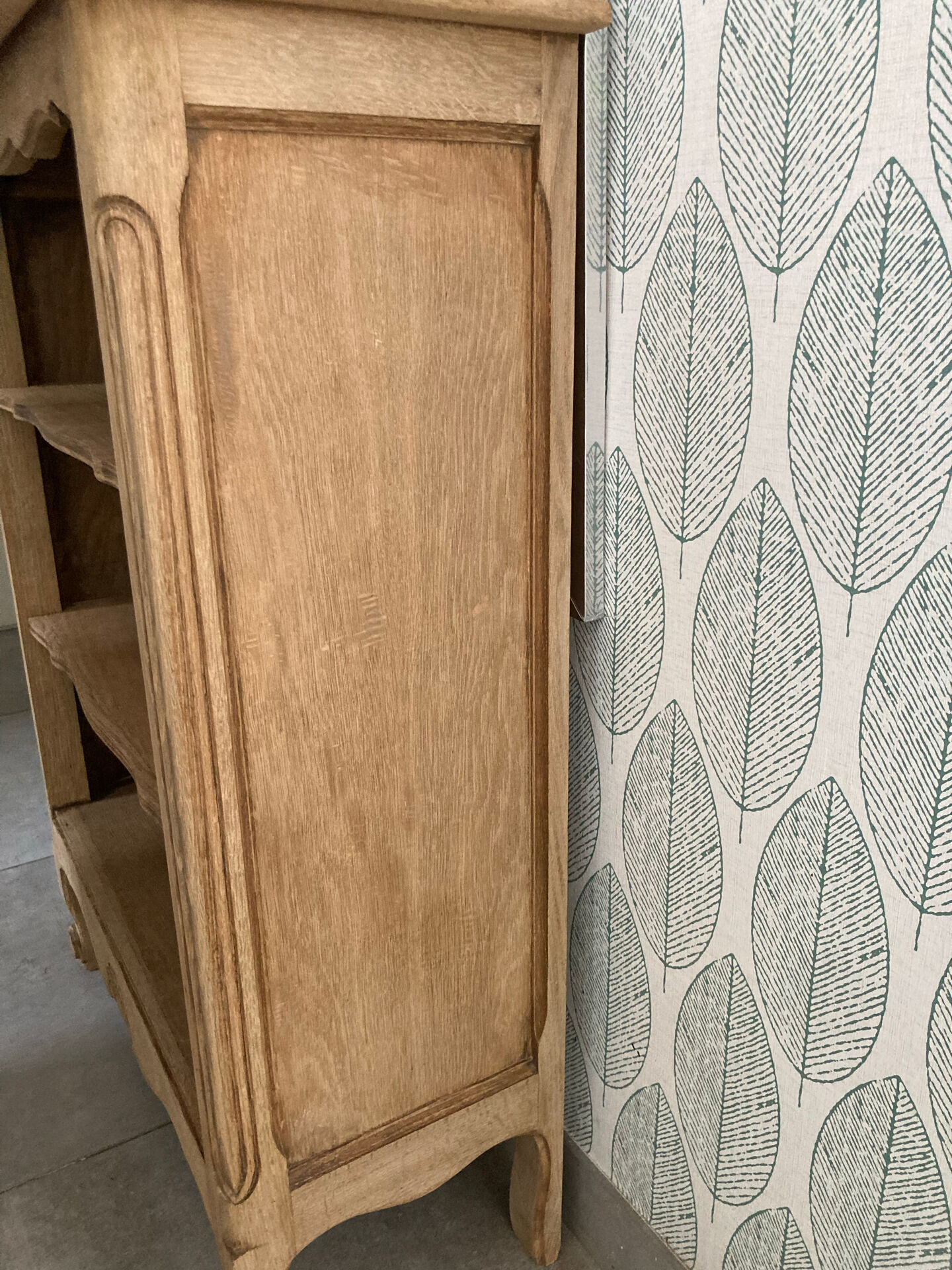 Beautiful oak sideboard, fully sanded, Louis XV style, with removable shelves.