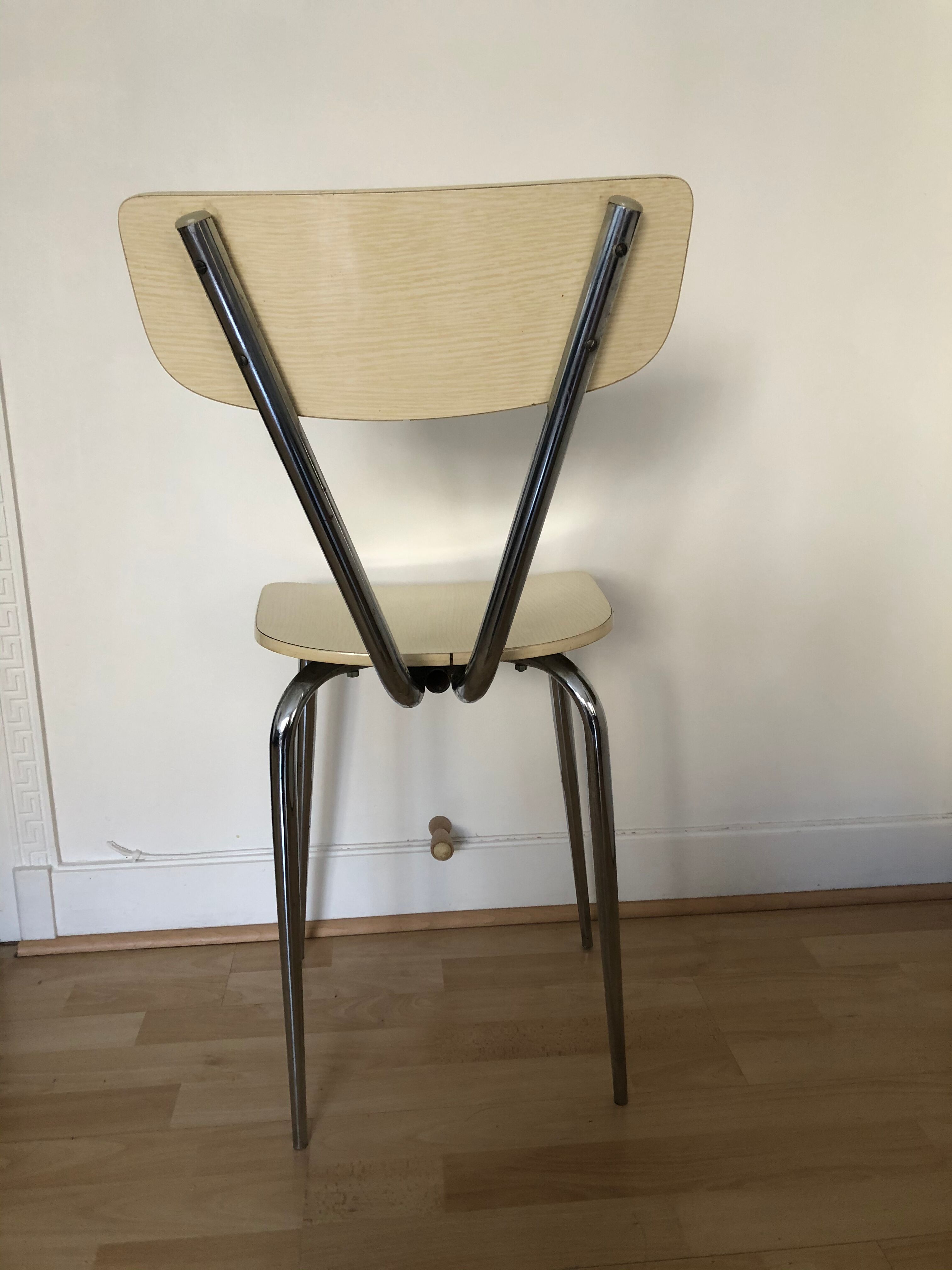 Chaise formica jaune pale