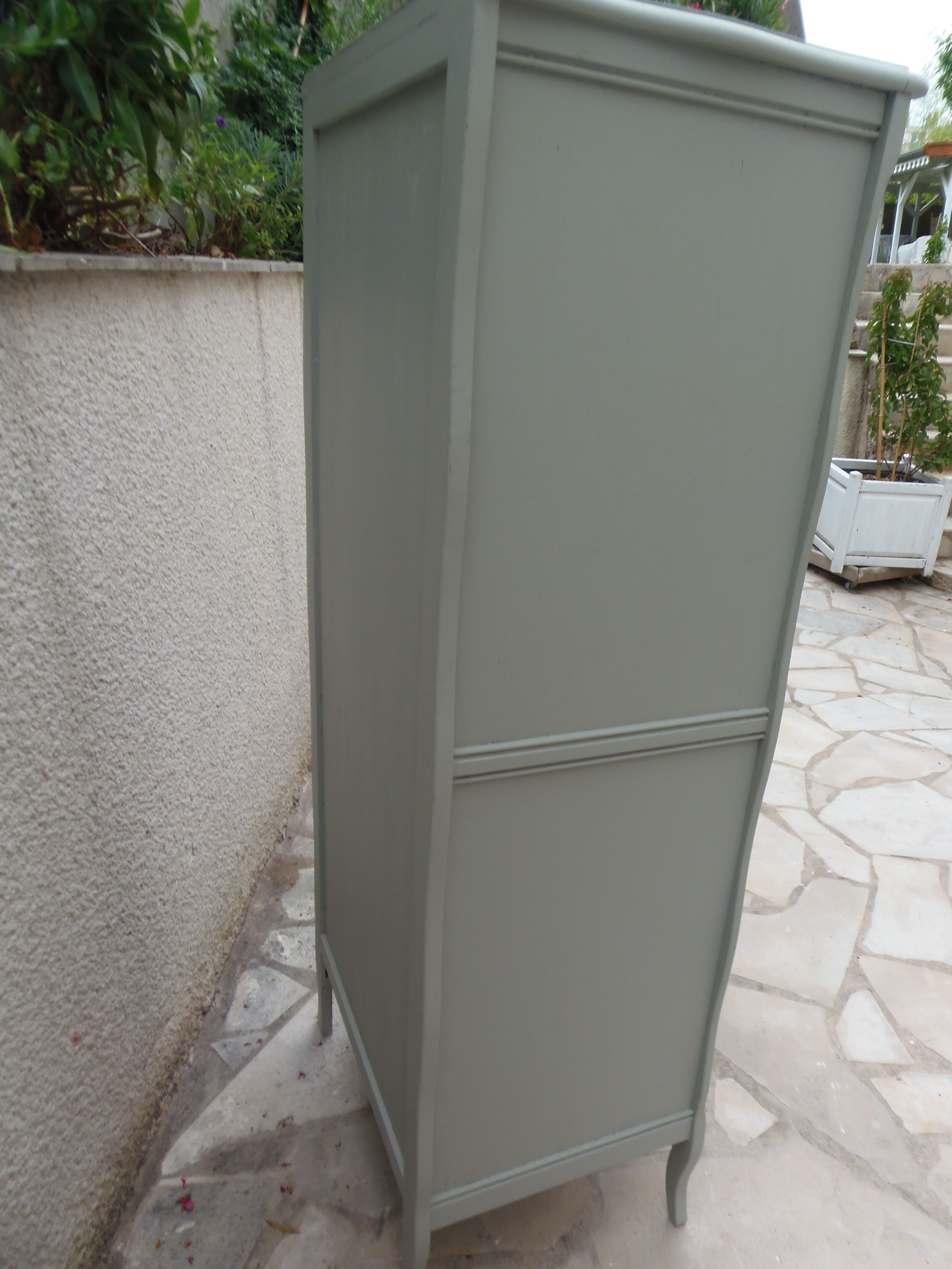 Armoire vintage réenchantée en vert de gris.