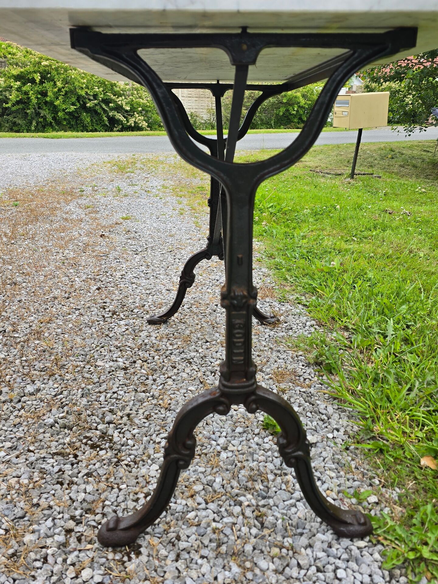 Godin bistro table in cast iron and white marble
