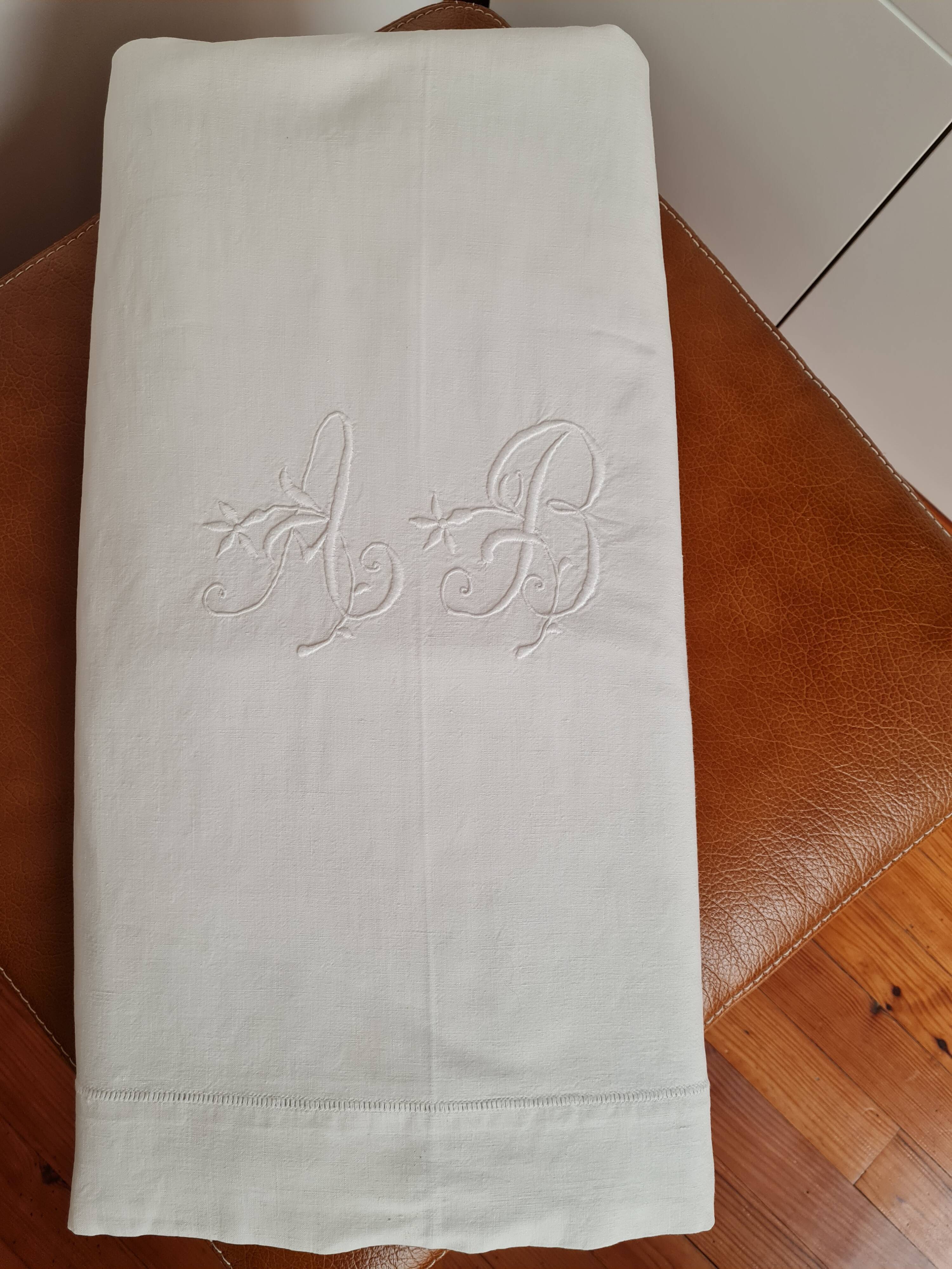 Drap ancien monogramme A B