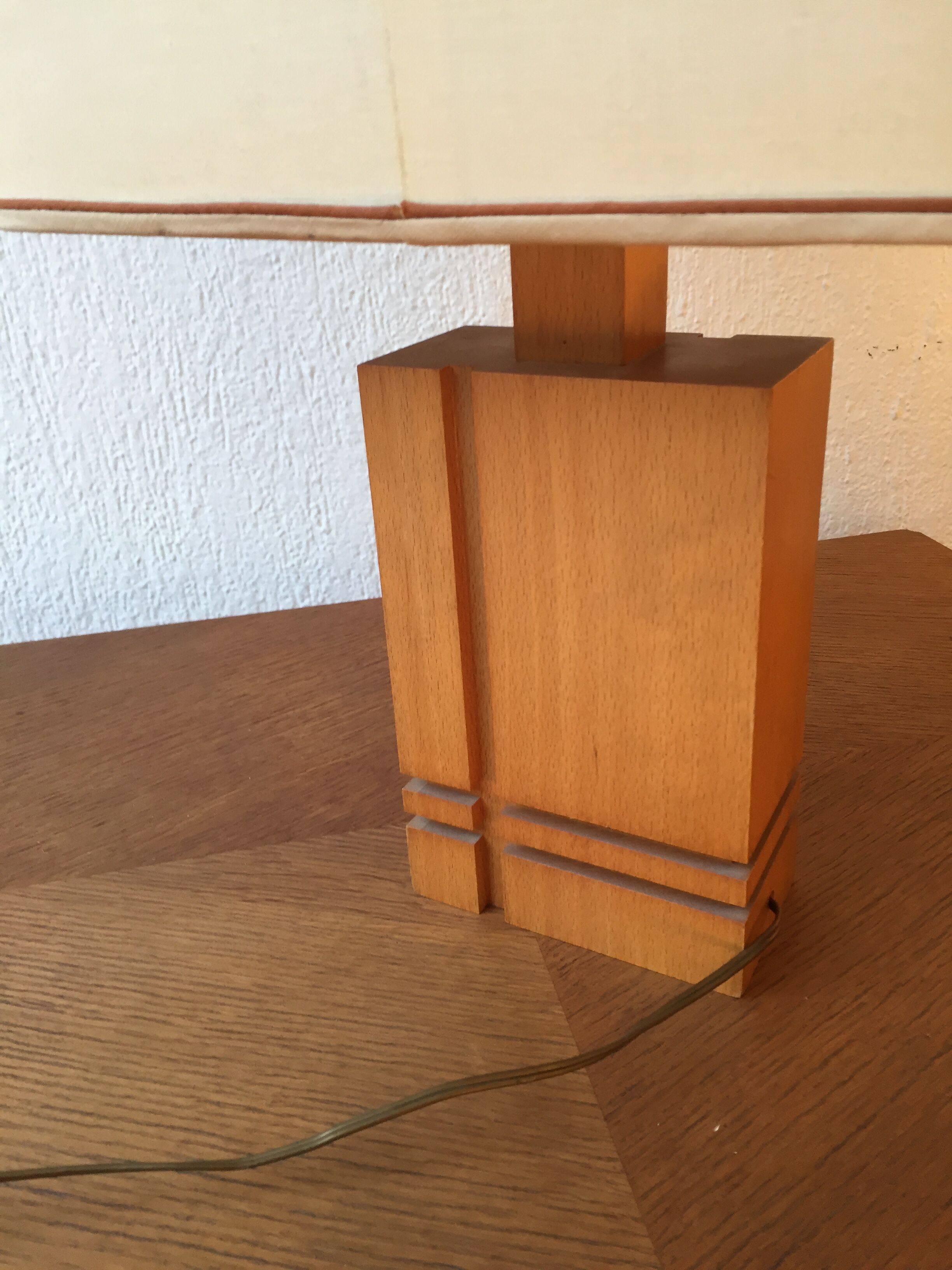 Lampe en bois gravé