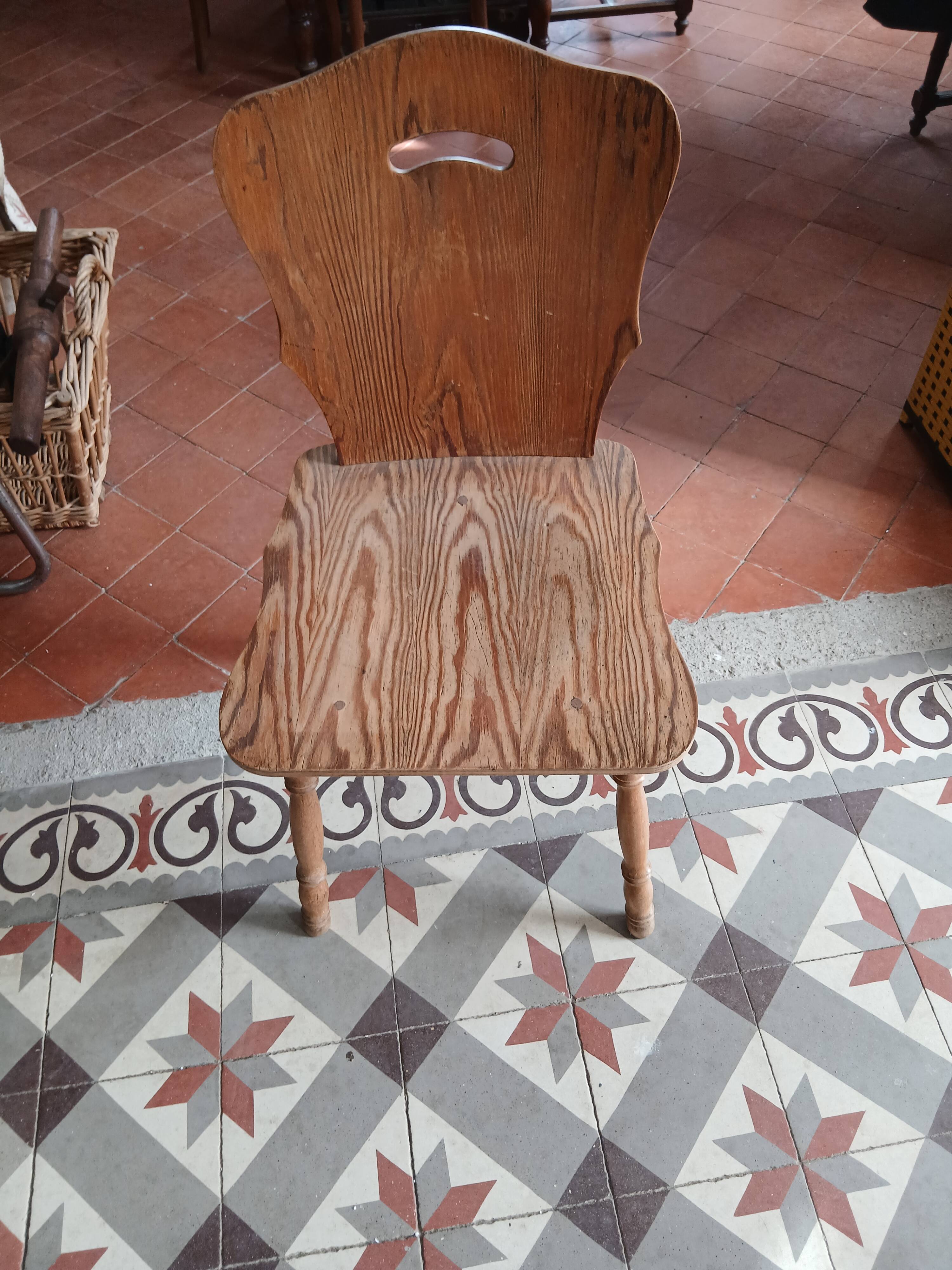 Vieille chaise en planche