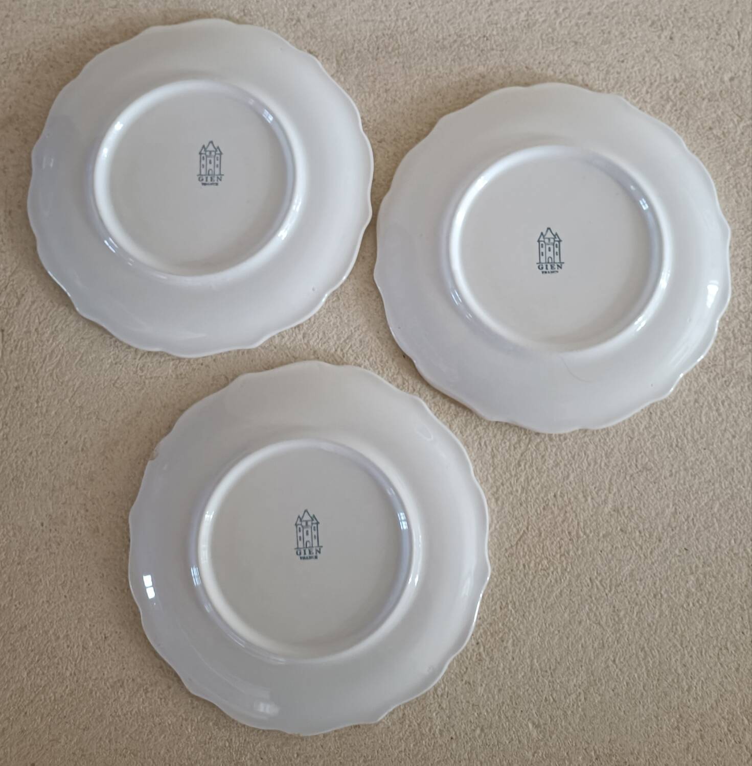 5 Gien earthenware plates