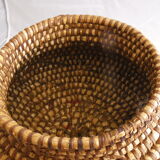 Straw basket with lid
