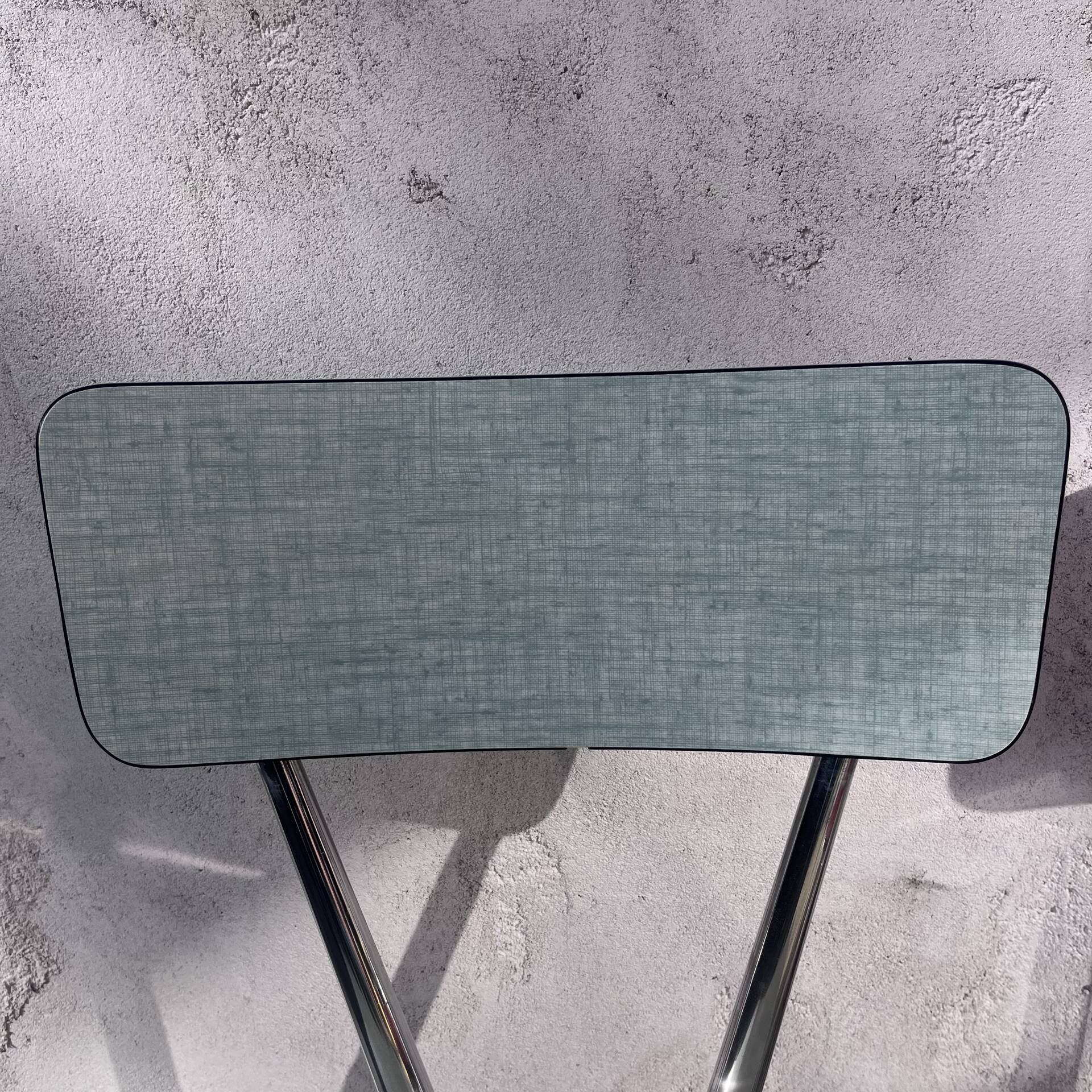 4 chaises en formica