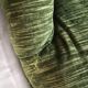 Fauteuil crapaud en velours vert olive