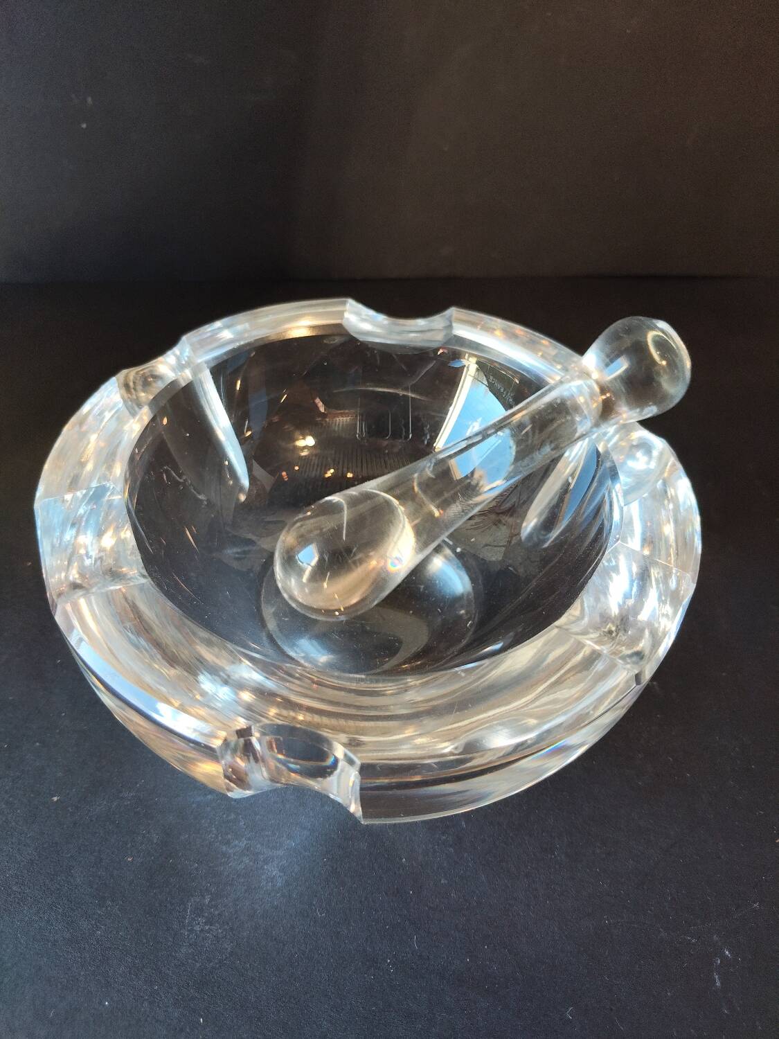 Cendrier moderniste en cristal signé Daum Nancy France avec pilon