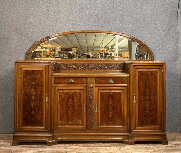 Buffet époque Art Nouveau en noyer et loupe vers 1900, d'après Majorelle