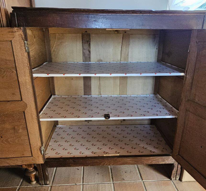 Small 2-door buffet