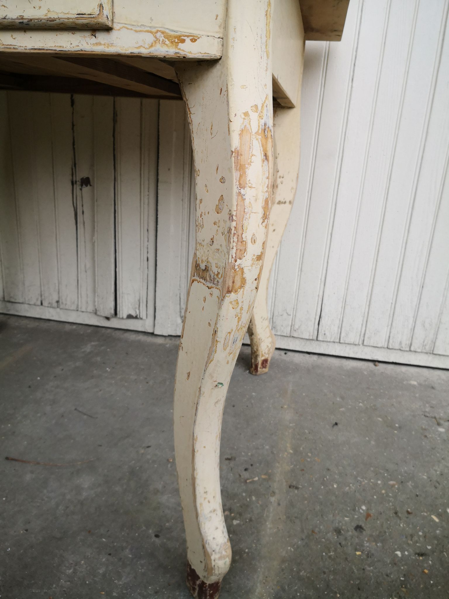 Table de cuisine vintage en bois, pieds courbés
