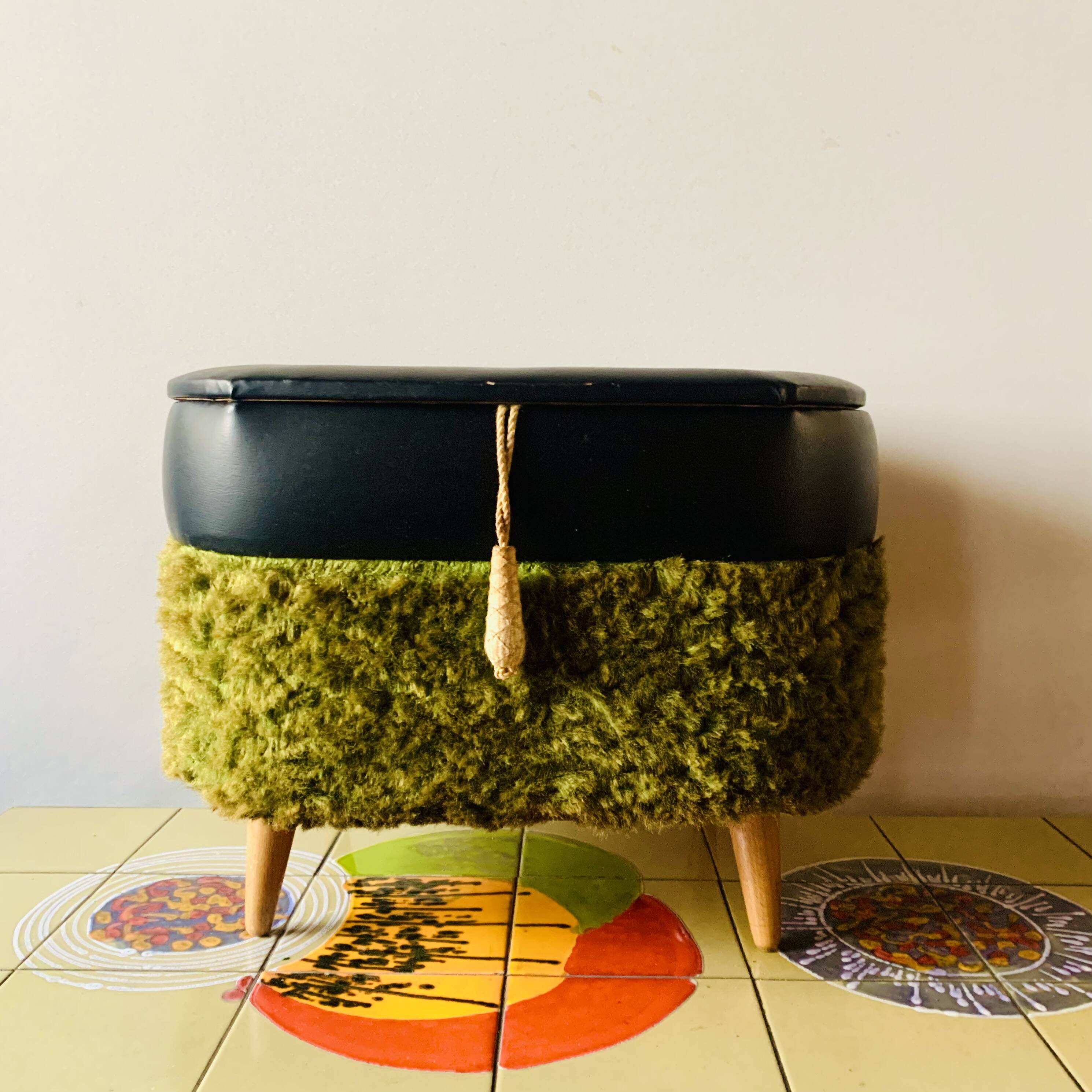 Vintage moumoute chest pouf