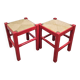 Tabouret en bois rouge avec assise en paille tressée.