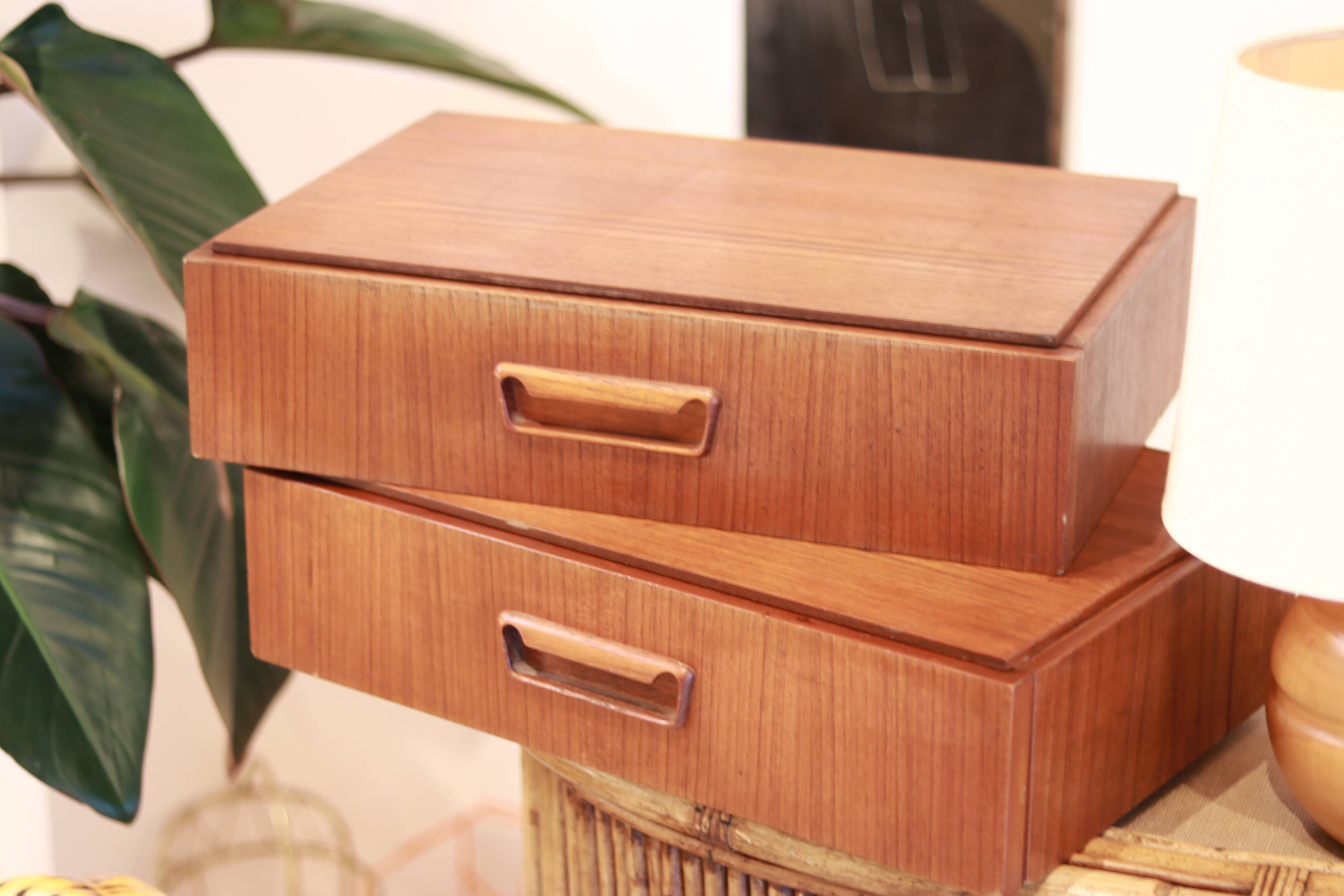 Paire de tables de nuits murales en teck