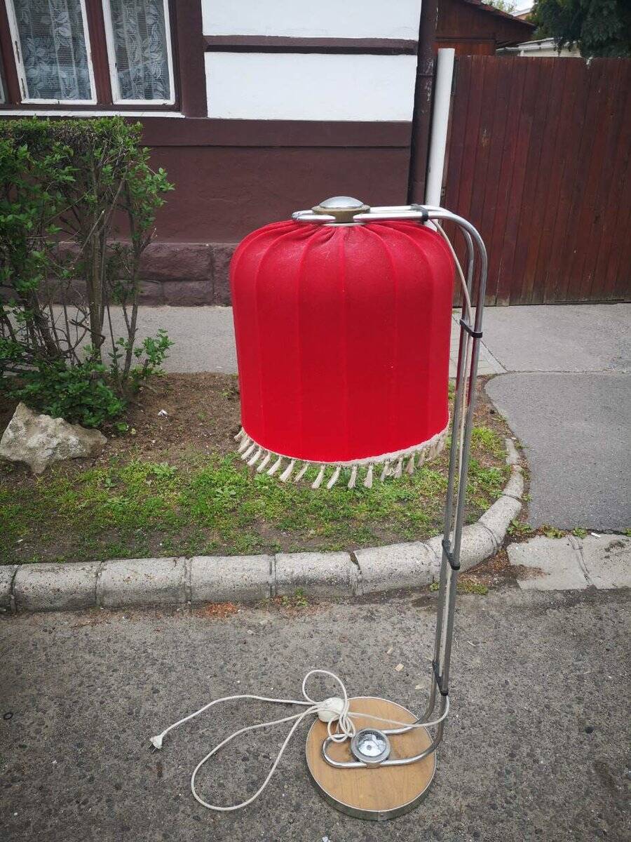 Mid-Century chrome-plated floor lamp with red shade, 1960s design, height 149 cm.