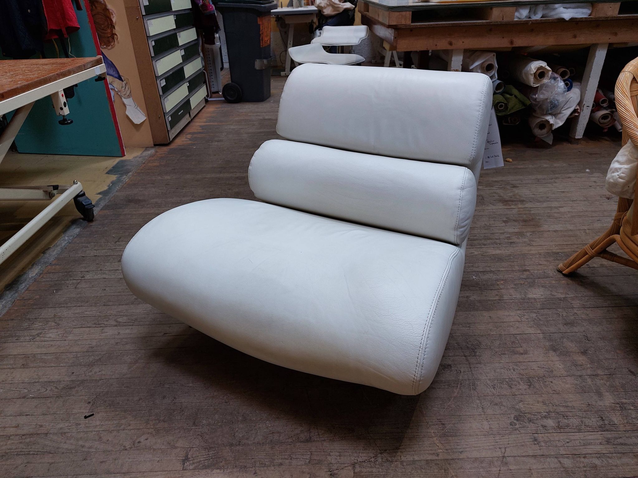 White leather swivel comma armchair by roche bobois - 80s