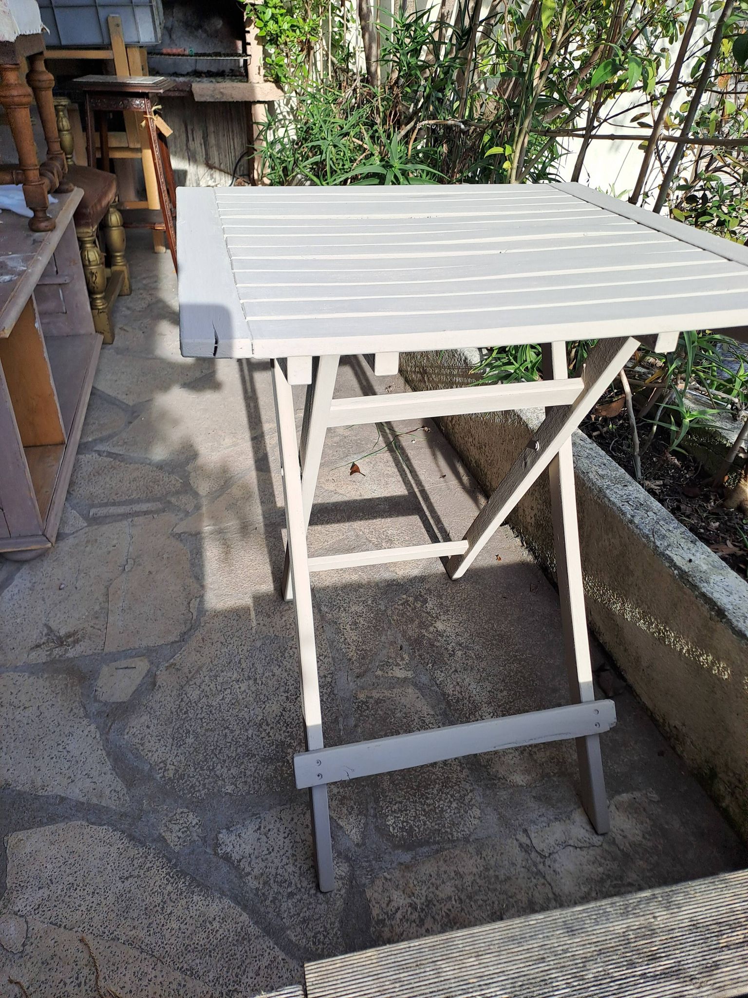Table jardin pliante en bois peinte en beige grisé carrée