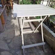 Table jardin pliante en bois peinte en beige grisé carrée