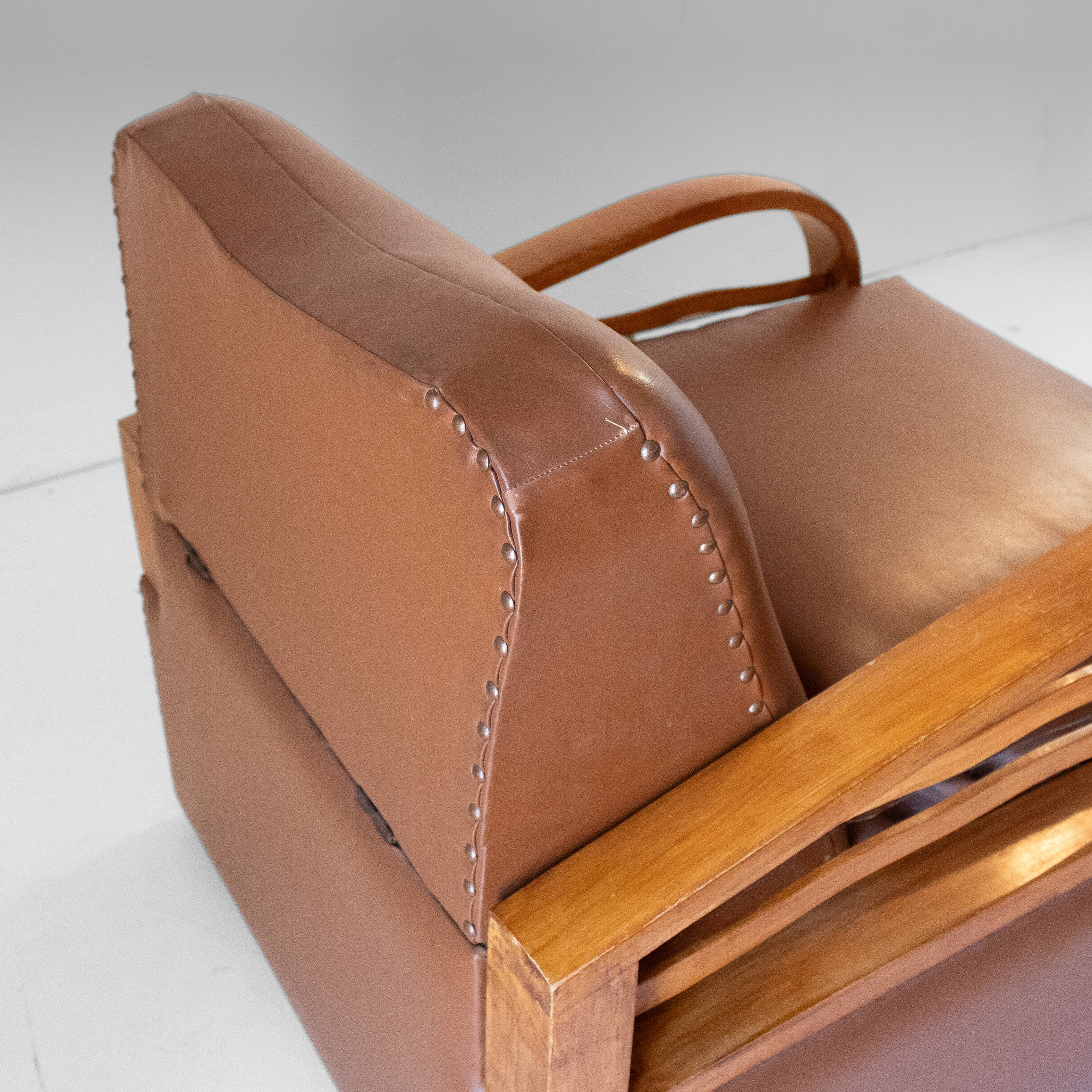 Fauteuil convertible Art Déco italien en éco-cuir marron.
