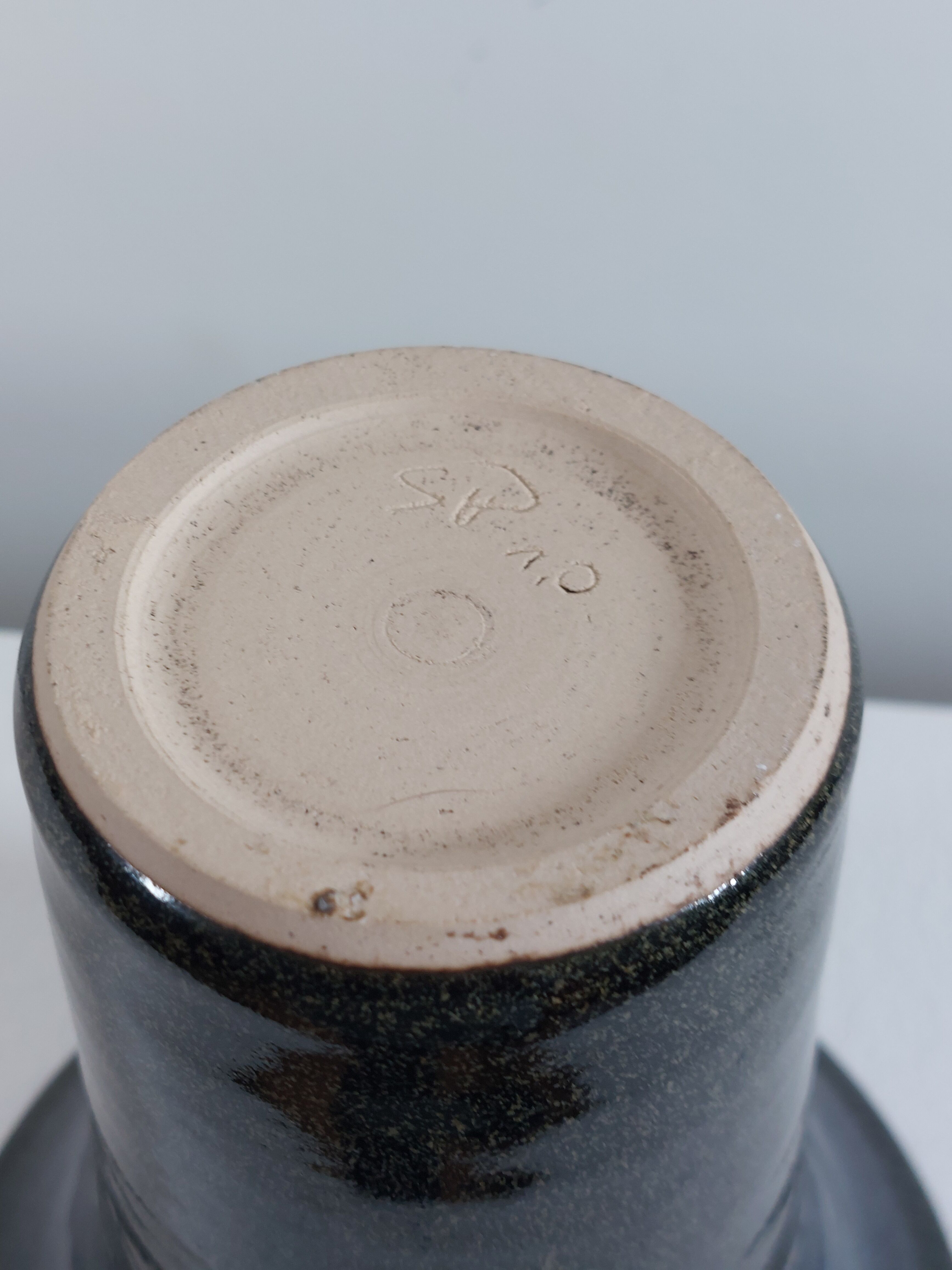 Vase en céramique signé d'artiste vintage du milieu du siècle