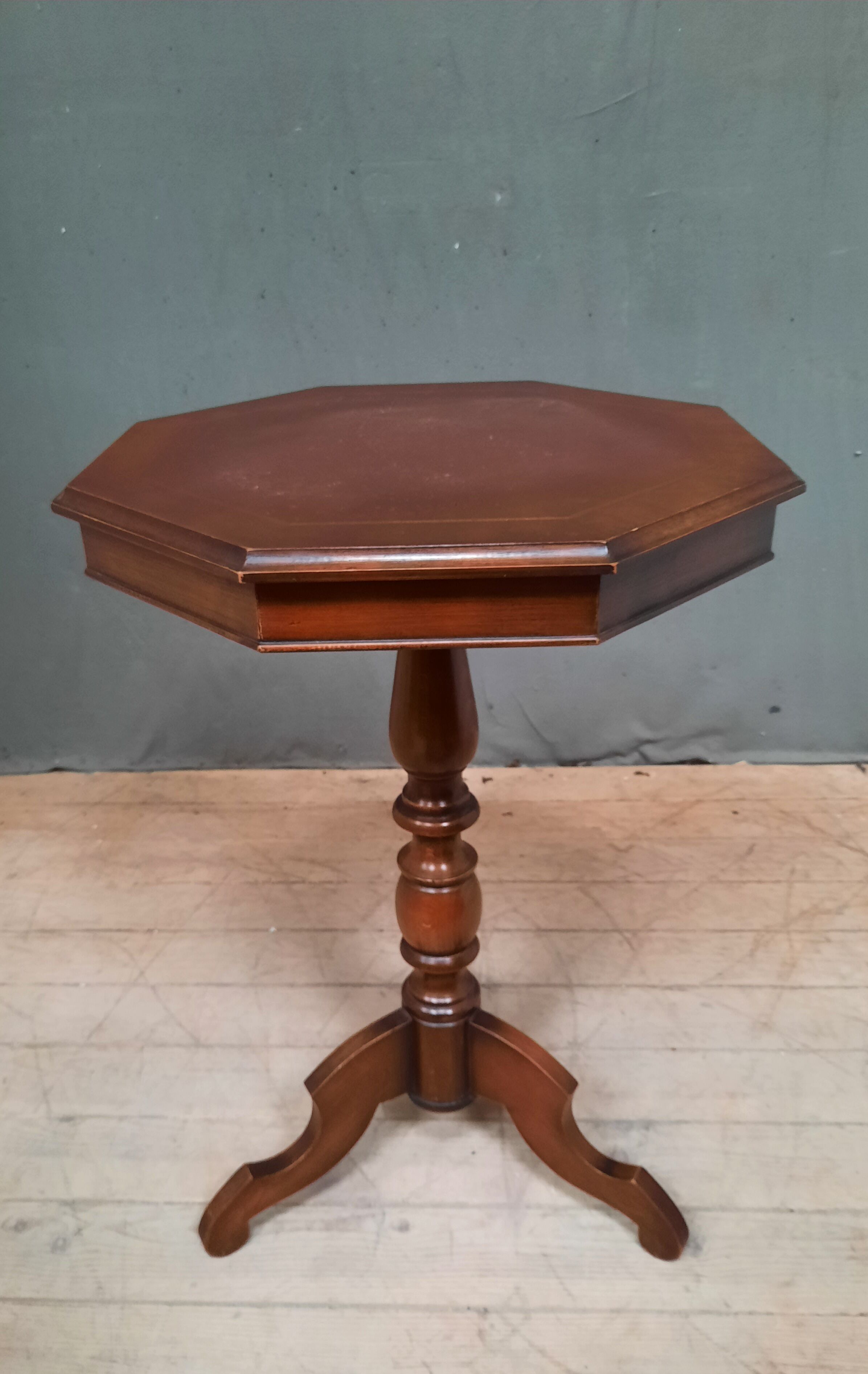 Gieridon on central foot