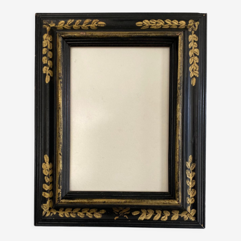 Painted wood glazed frame, to pose