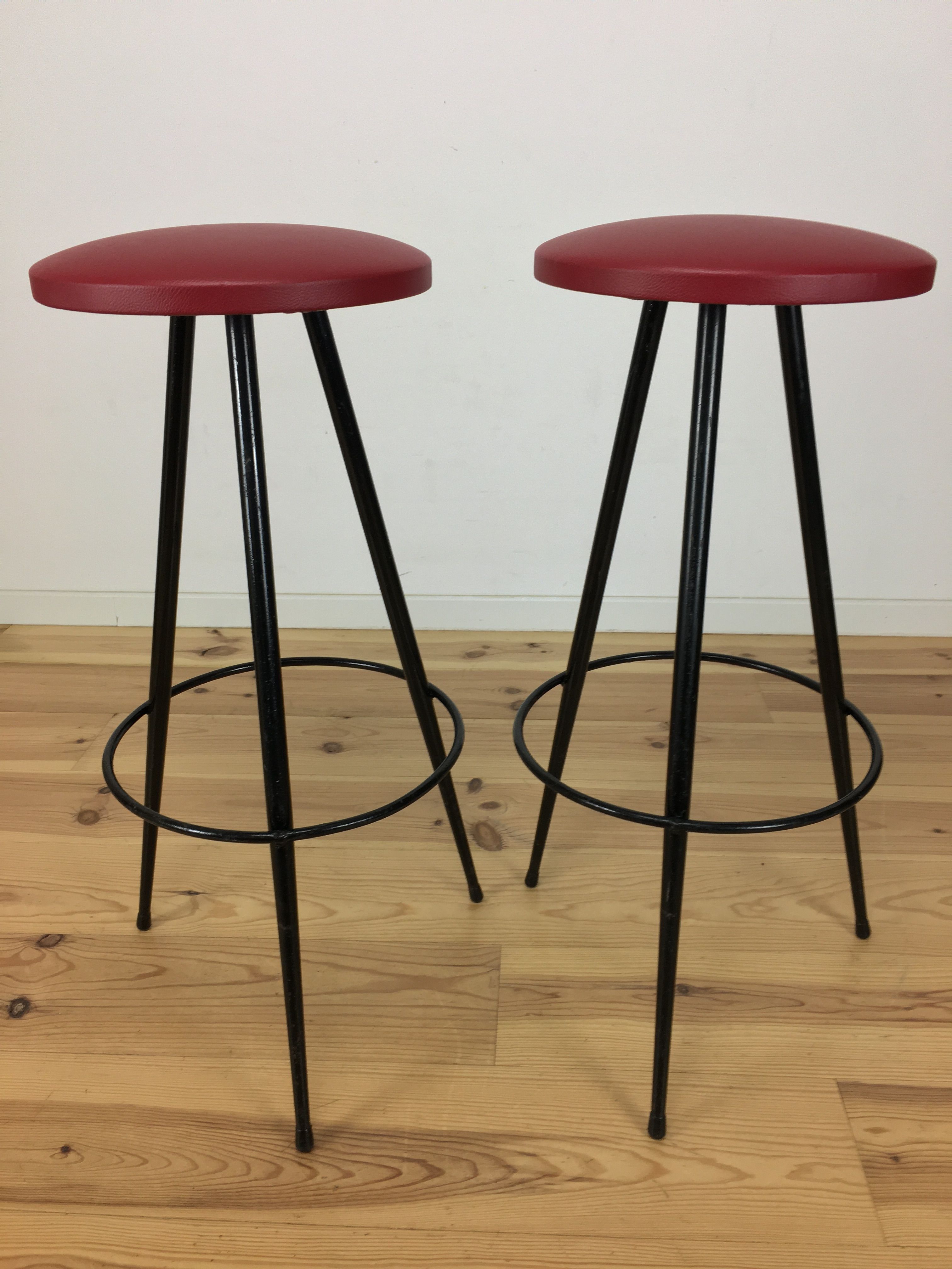 Paire de tabourets de bar tripode 1950, métal et simili cuir rouge