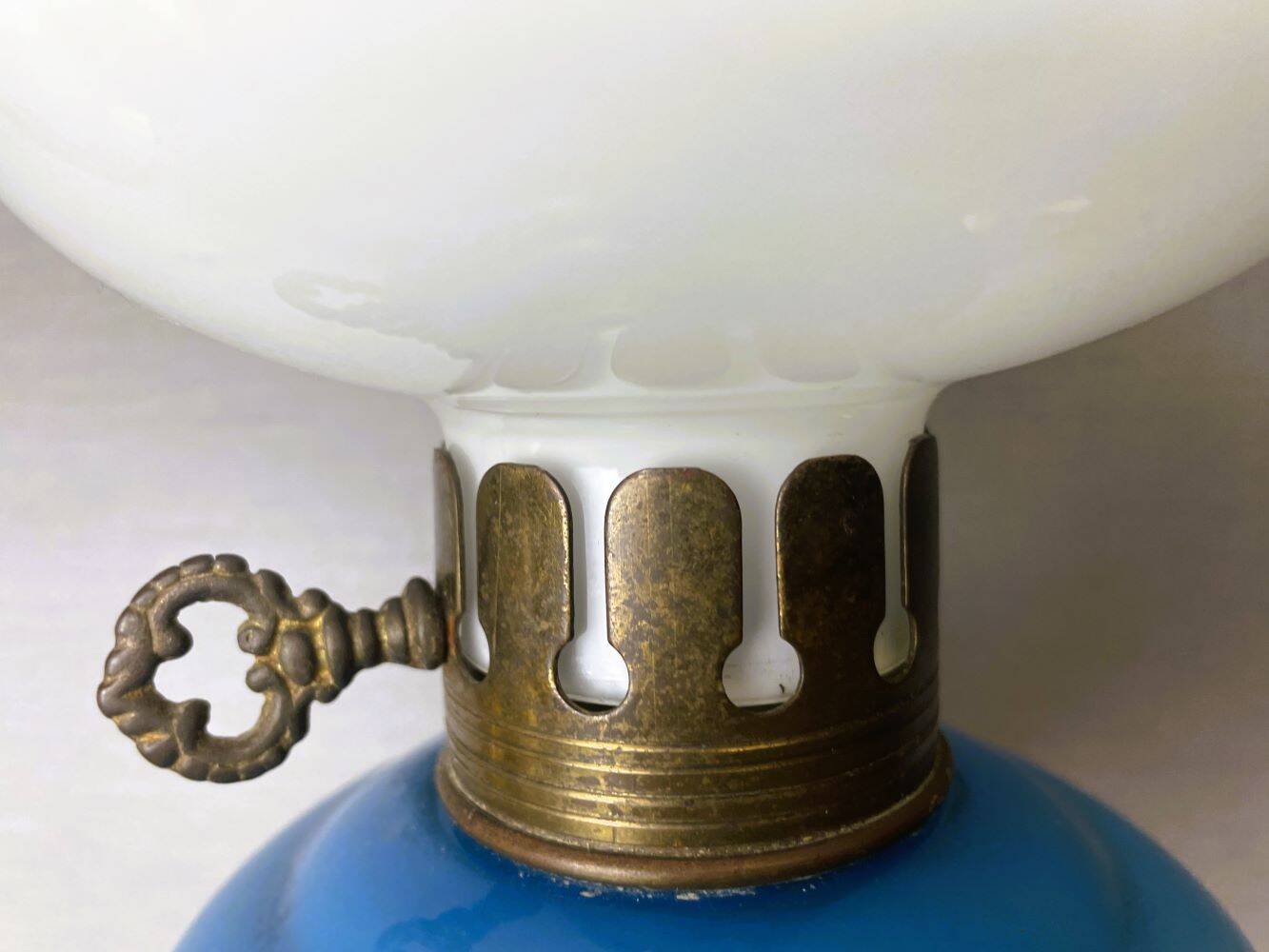 Lampe en verre opalin bleu style lampes à huile