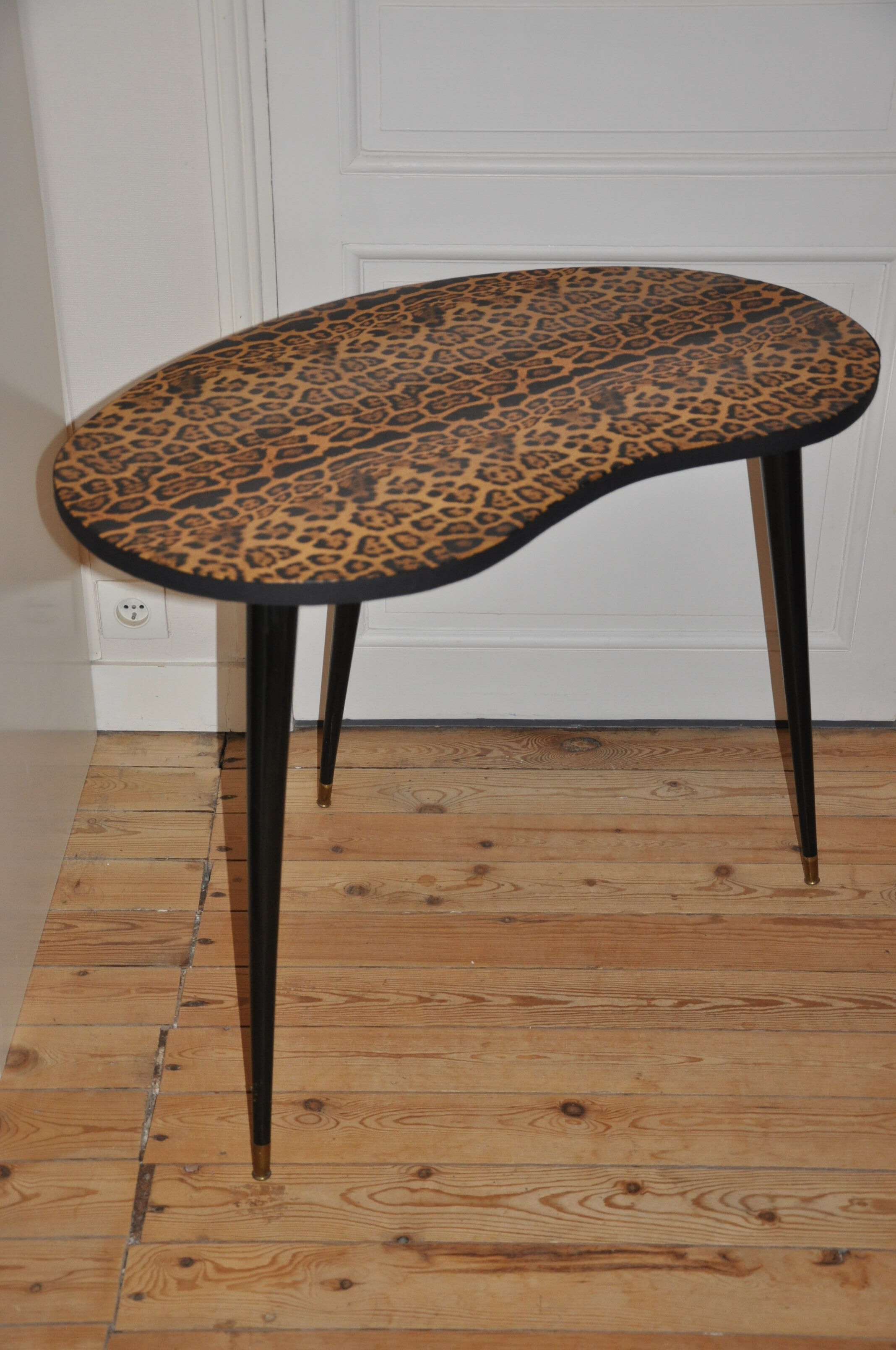 Table tripod shape vintage bean