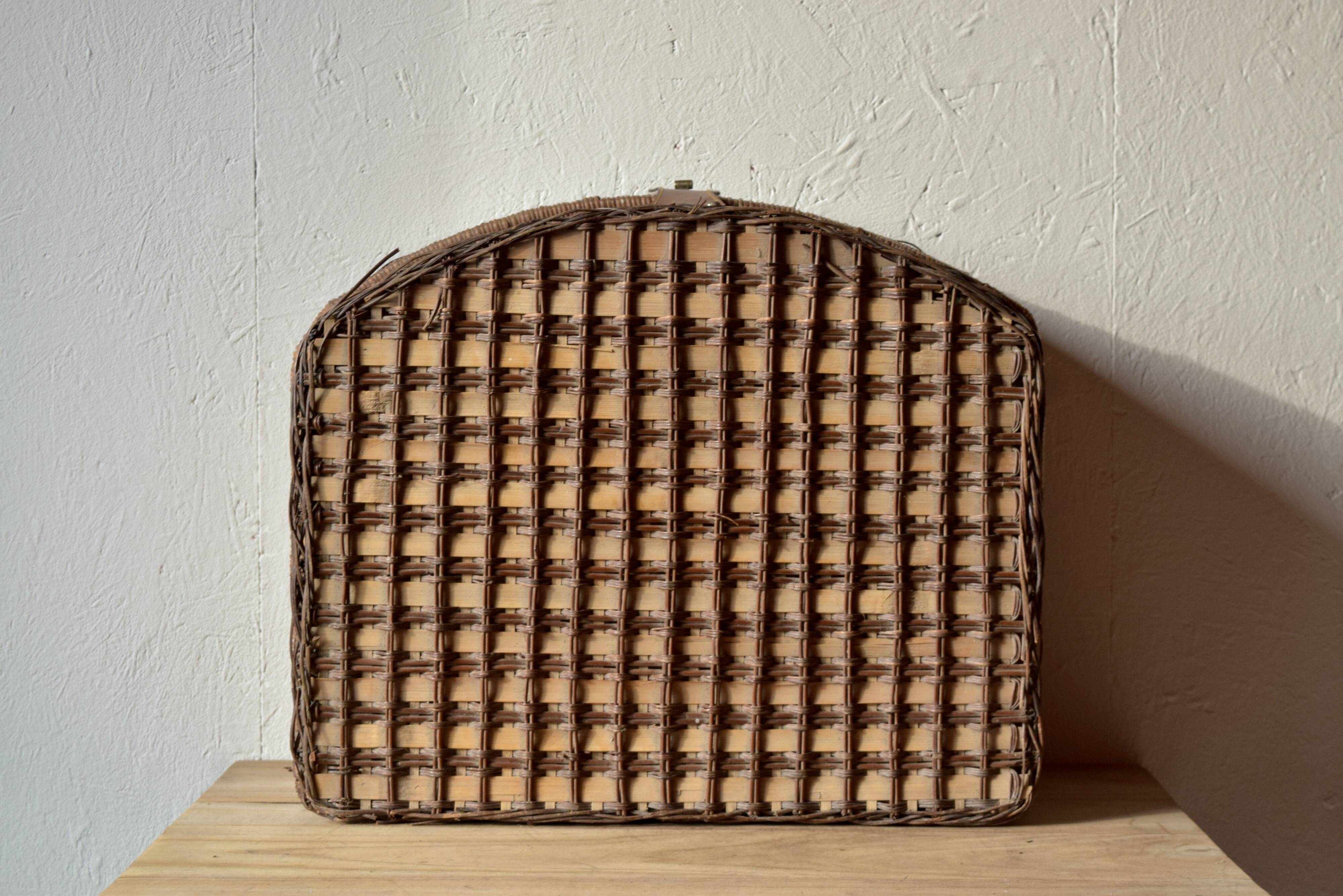 Vintage picnic basket - complete for 4 people