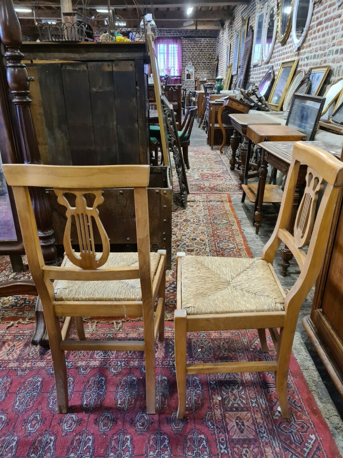Lyre-shaped mulched chairs