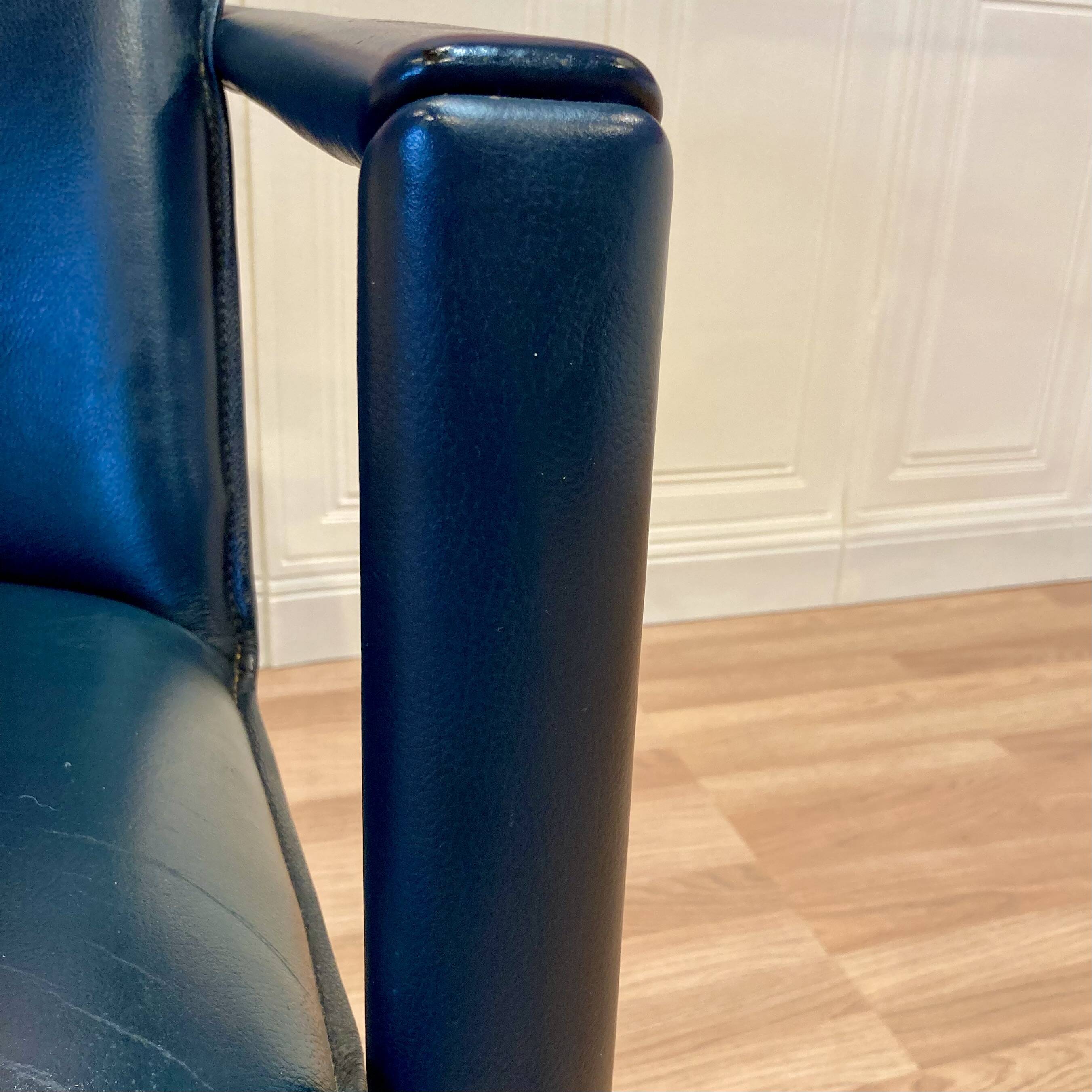 Design armchair in leather and metal.