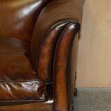 Chesterfield leather canapé with claw and ball feet by Howard & Son, Victorian era.