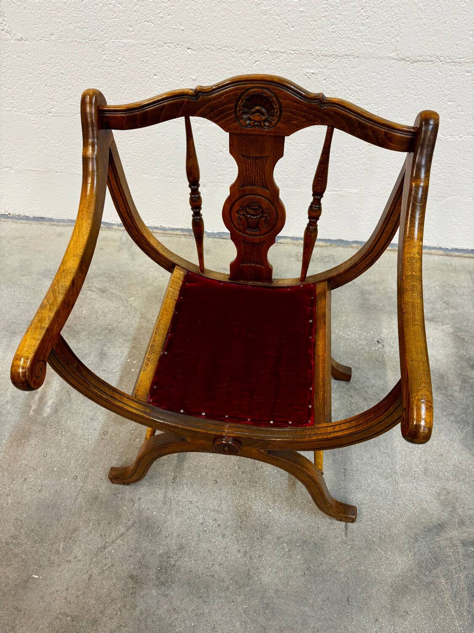 Dagobert armchair with red upholstery
