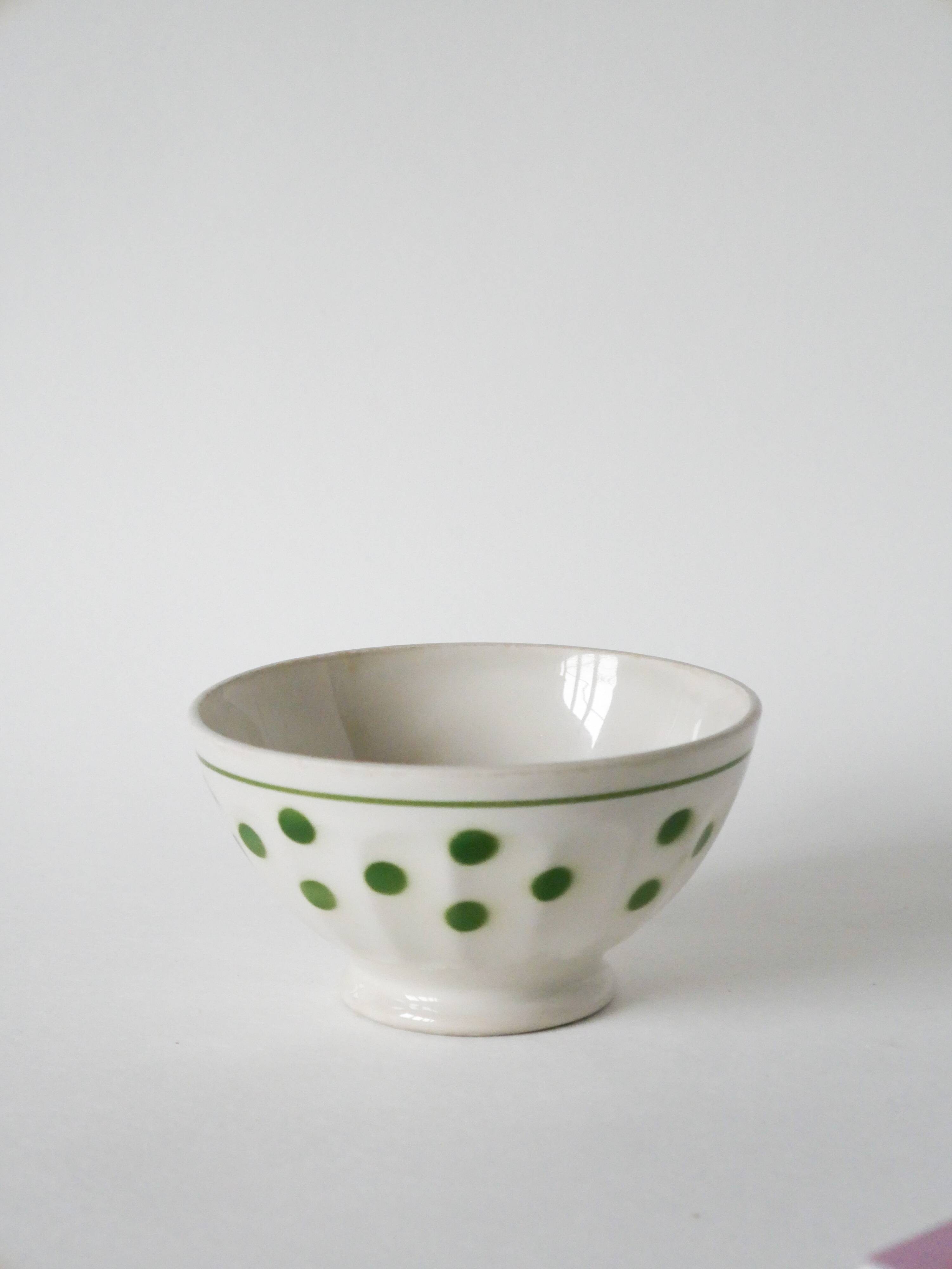 Earthenware bowl with green weight, 1940