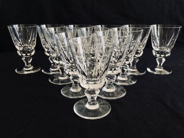 Lot de 12 verres à vin blanc en cristal de Saint Louis modèle Guernesey
