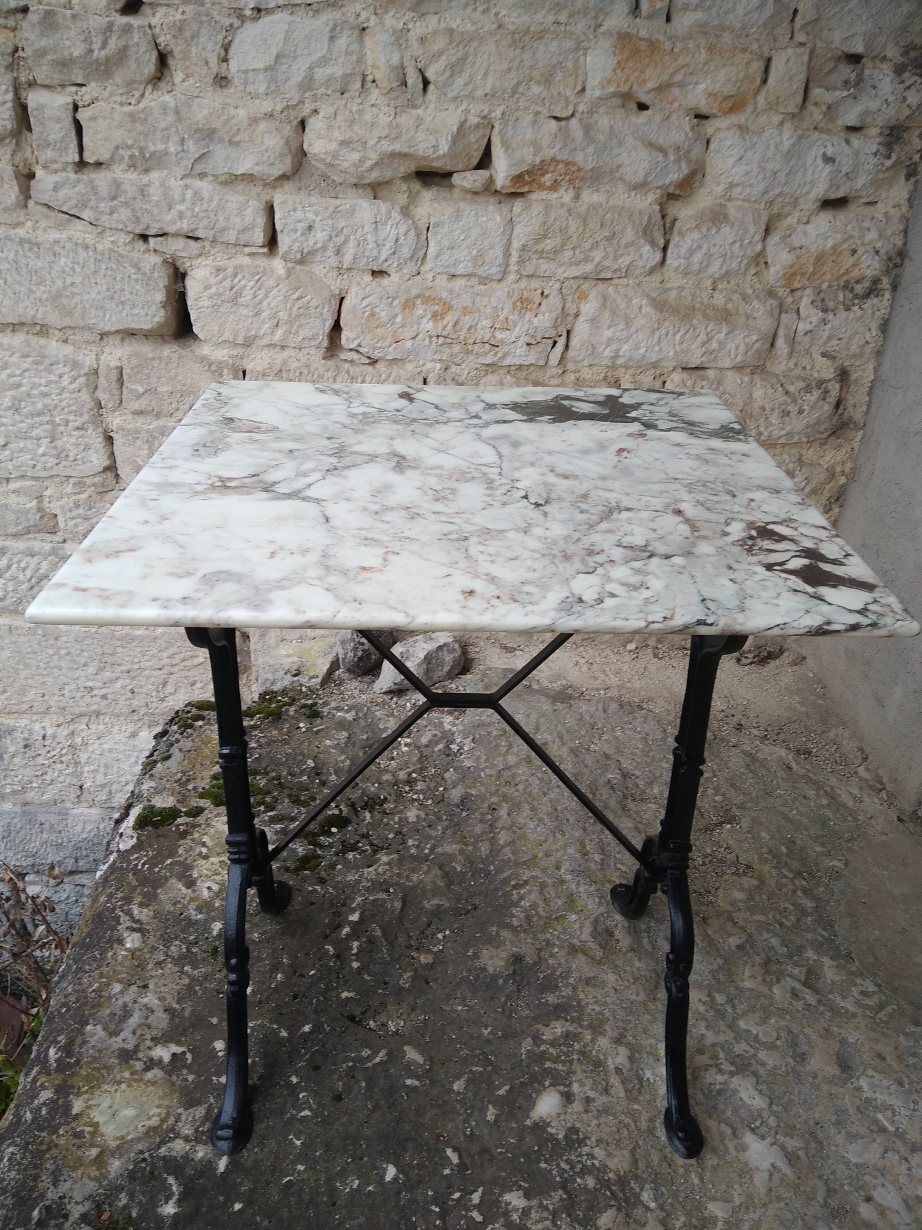 Bistro table in marble and cast iron "Le bon marché"