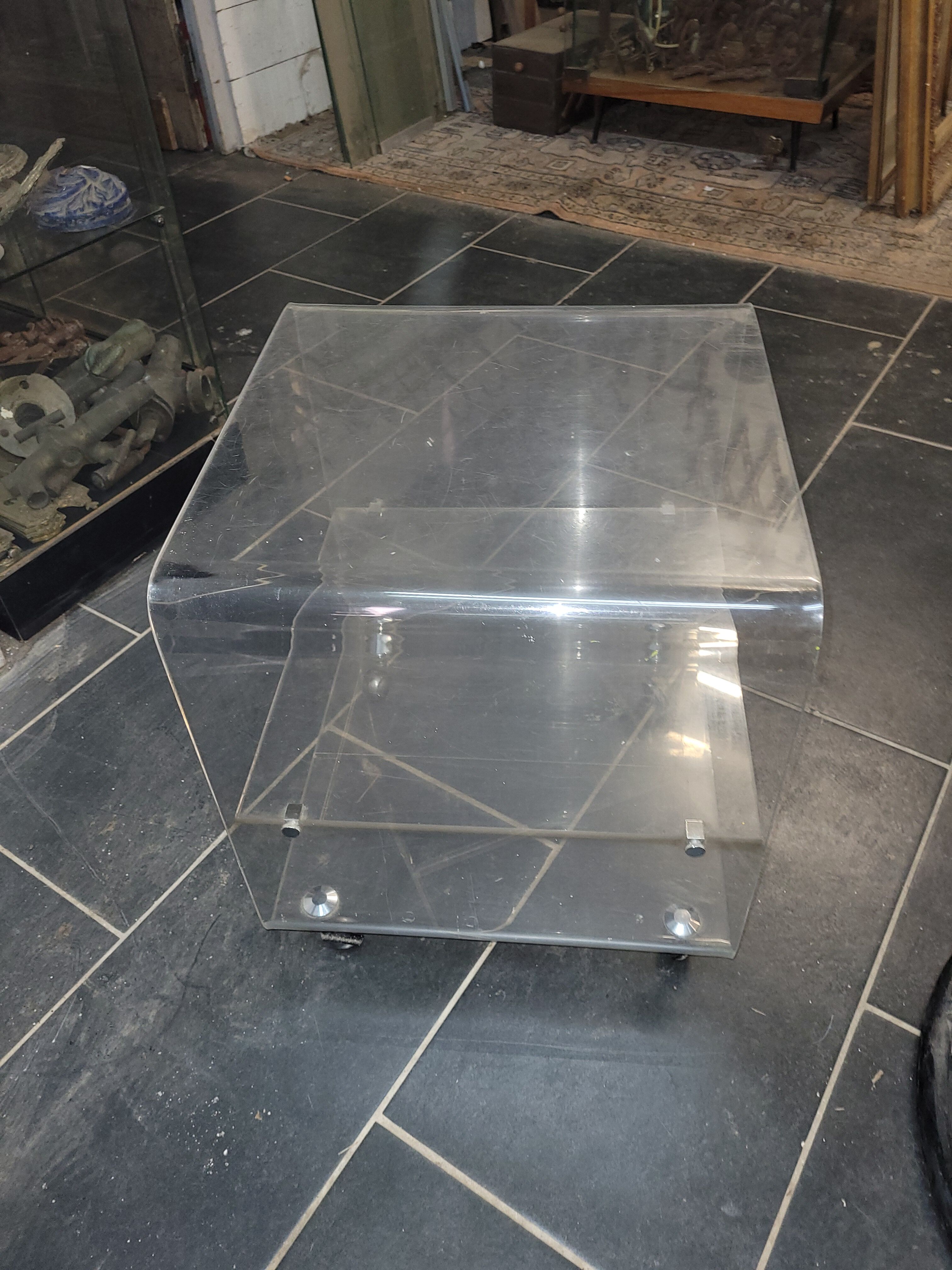 Table d'appoint en plexiglas
