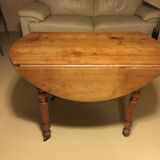 Table ronde à roulettes achetée chez un antiquaire