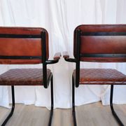 Lot de 4 chaises de salle à manger vintage en cuir matelassé : base en métal noir