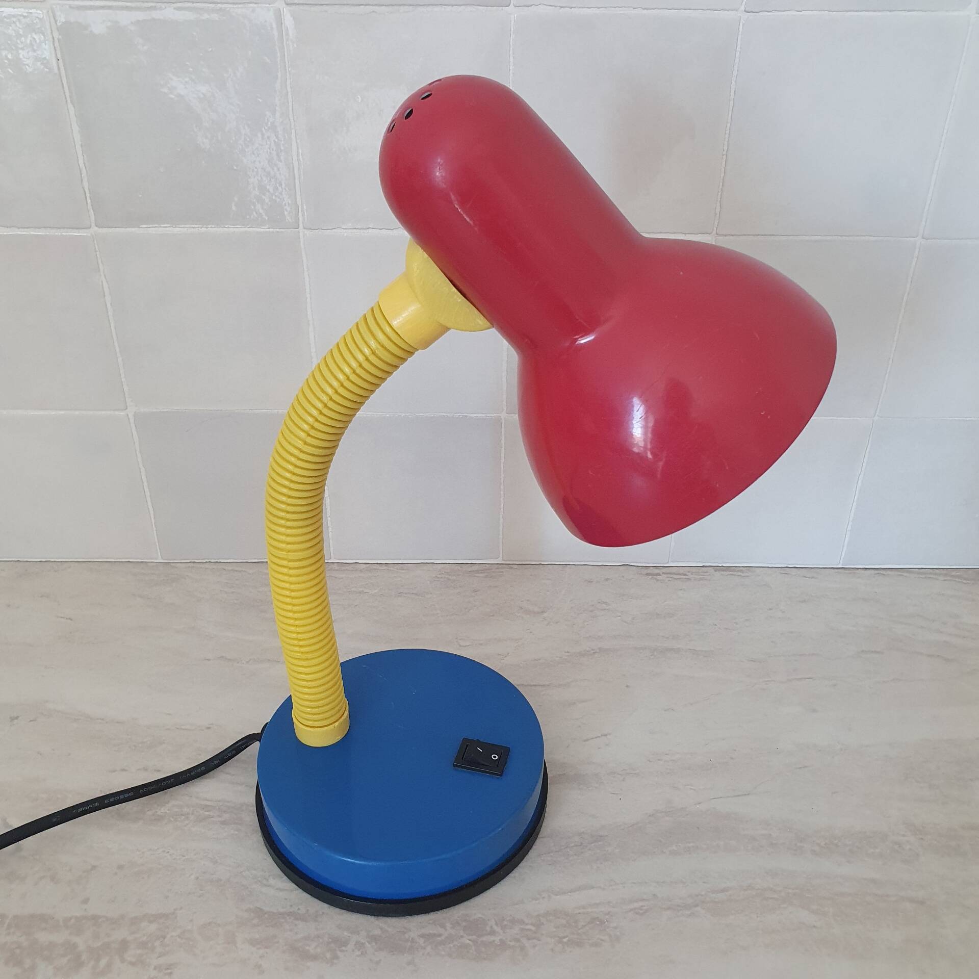 Lampe de bureau couleur Memphis rouge bleu jaune