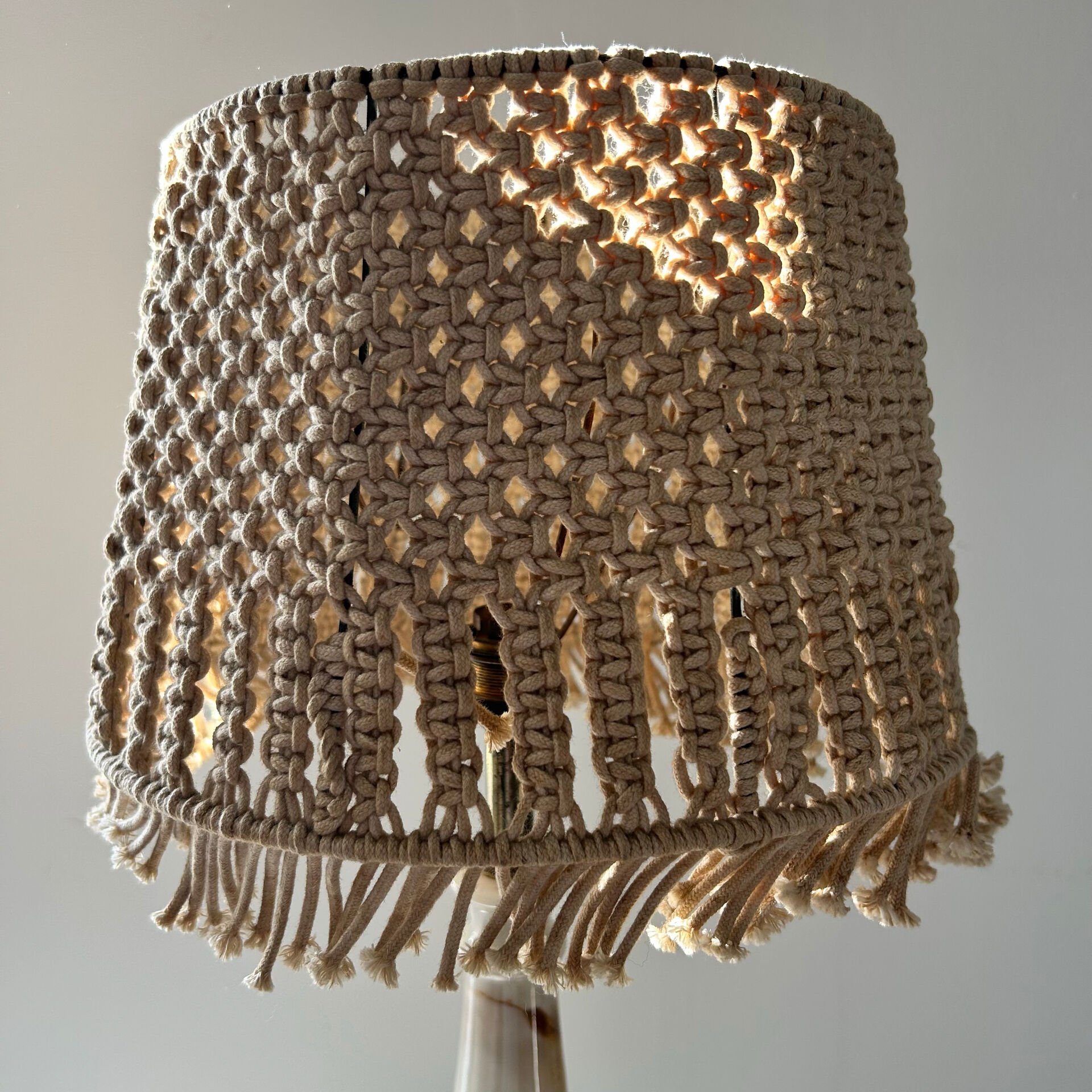 Grande lampe onyx et macramé 